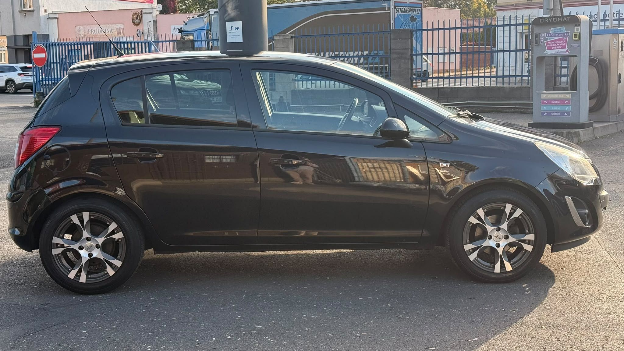 Opel Corsa, 1.4 i KLIMA,TAŽNÉ ZAŘ,SERVISKA - fotka 4