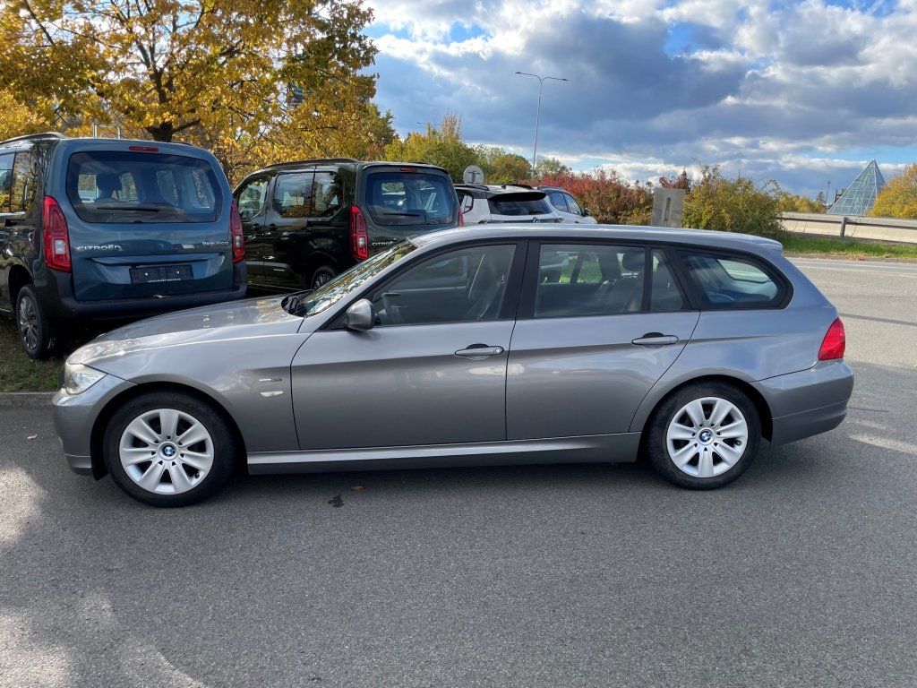 BMW Řada 3, 320d Touring - fotka 2