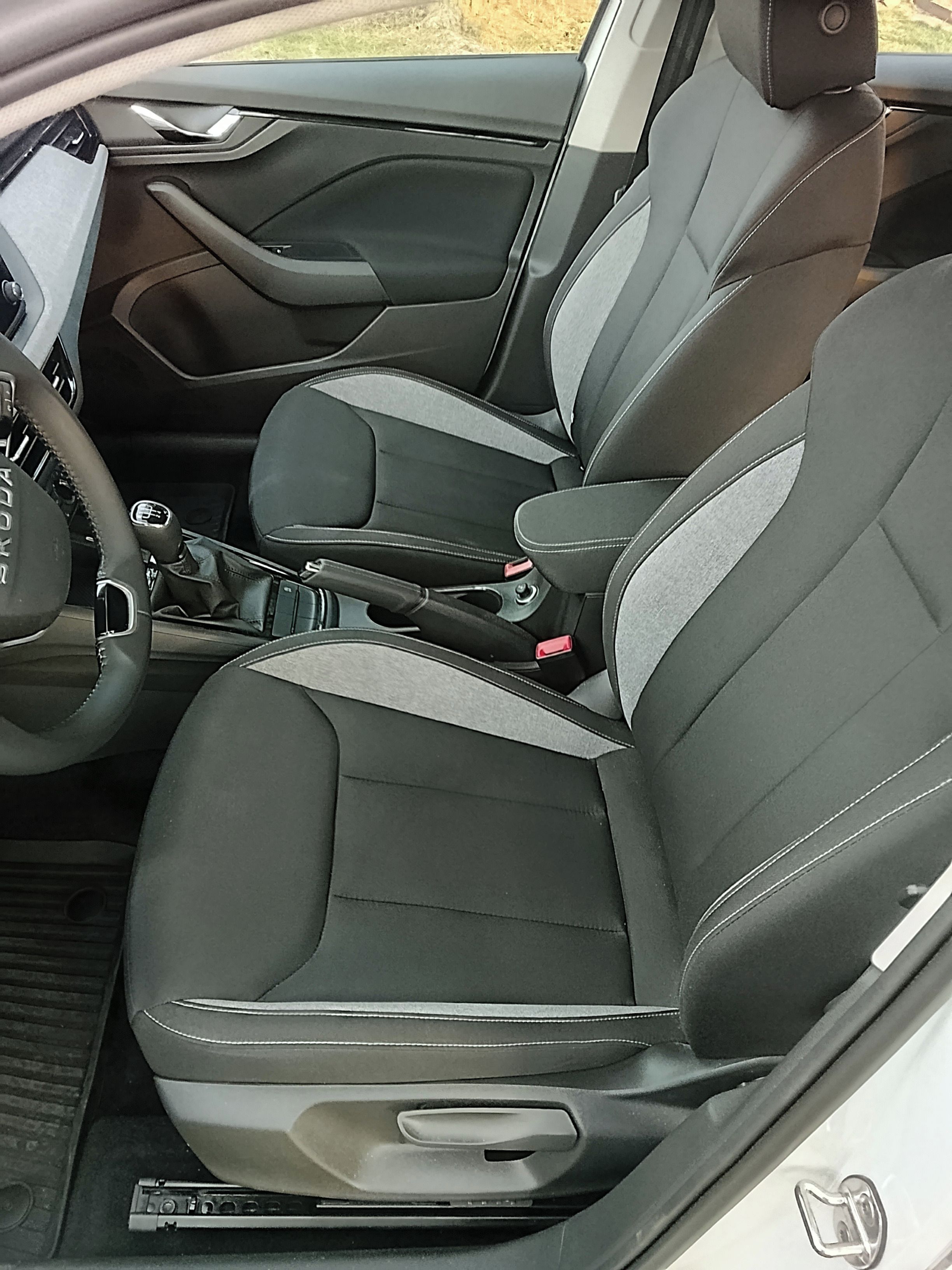 Škoda Scala, 1,0TSI 70kW 130 let - fotka 5