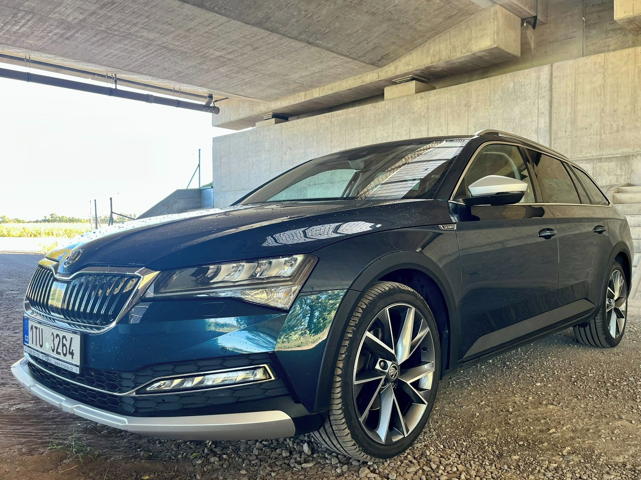 Škoda Superb, Scout 2.0 TDI DSG 4x4 ČR - fotka 2