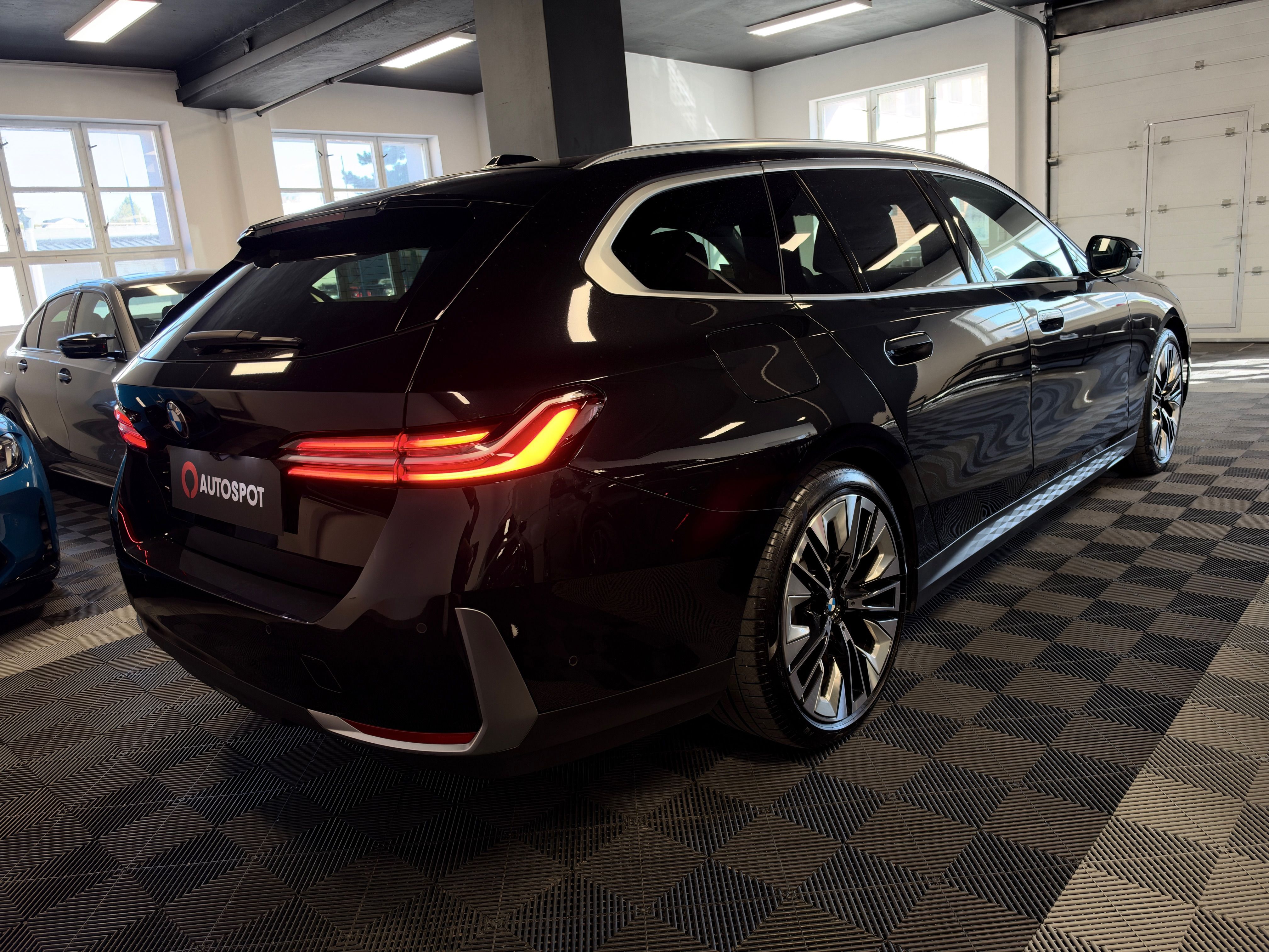 BMW Řada 5, Touring 520d xDrive - fotka 6