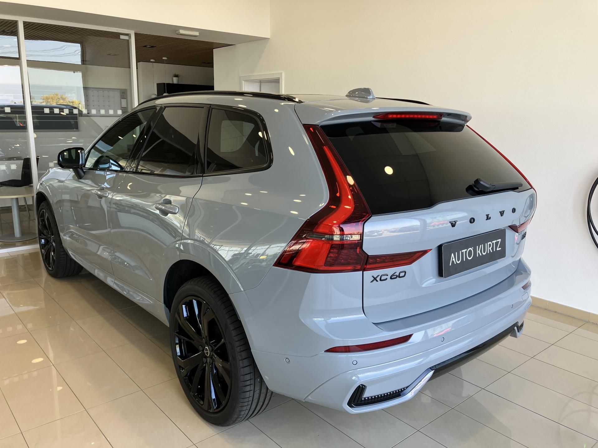 Volvo XC60, B5 AWD Black Edition Plus AT8 - fotka 6