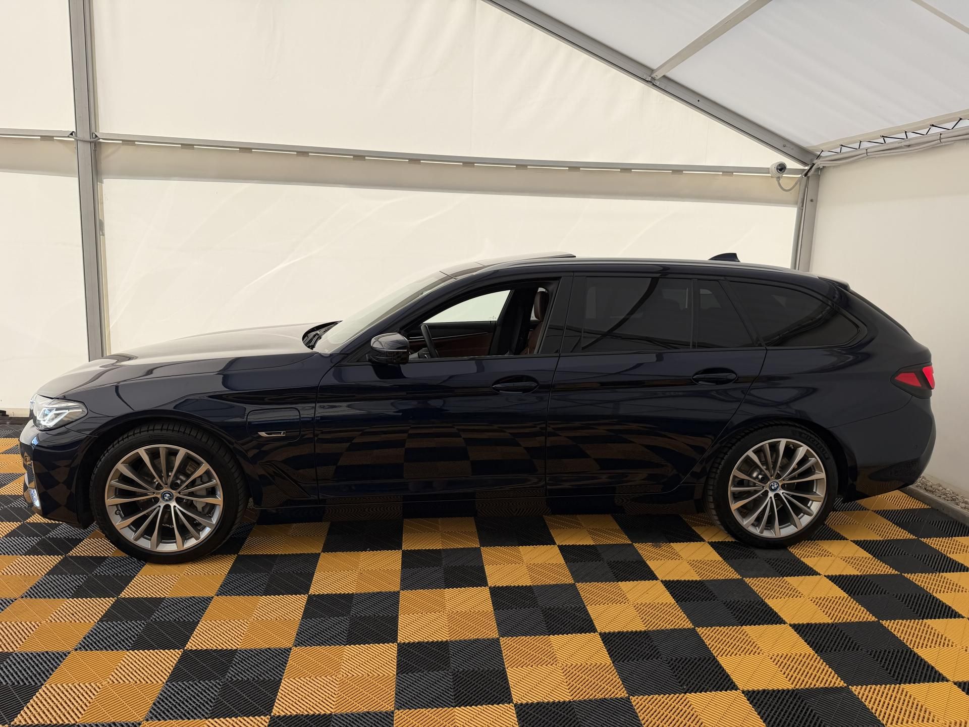 BMW Řada 5, 530e*4x4*DPH*Top Výbava* - fotka 4
