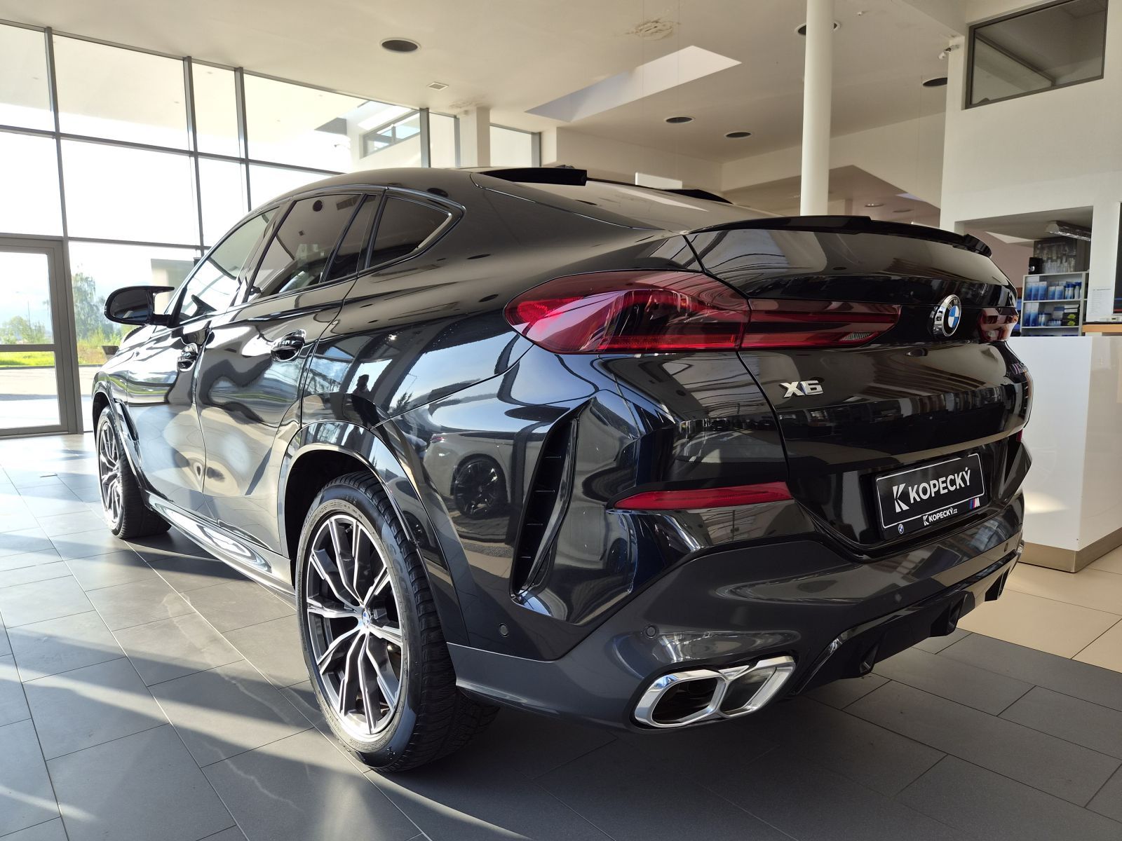 BMW X6, M60i xDrive - fotka 5