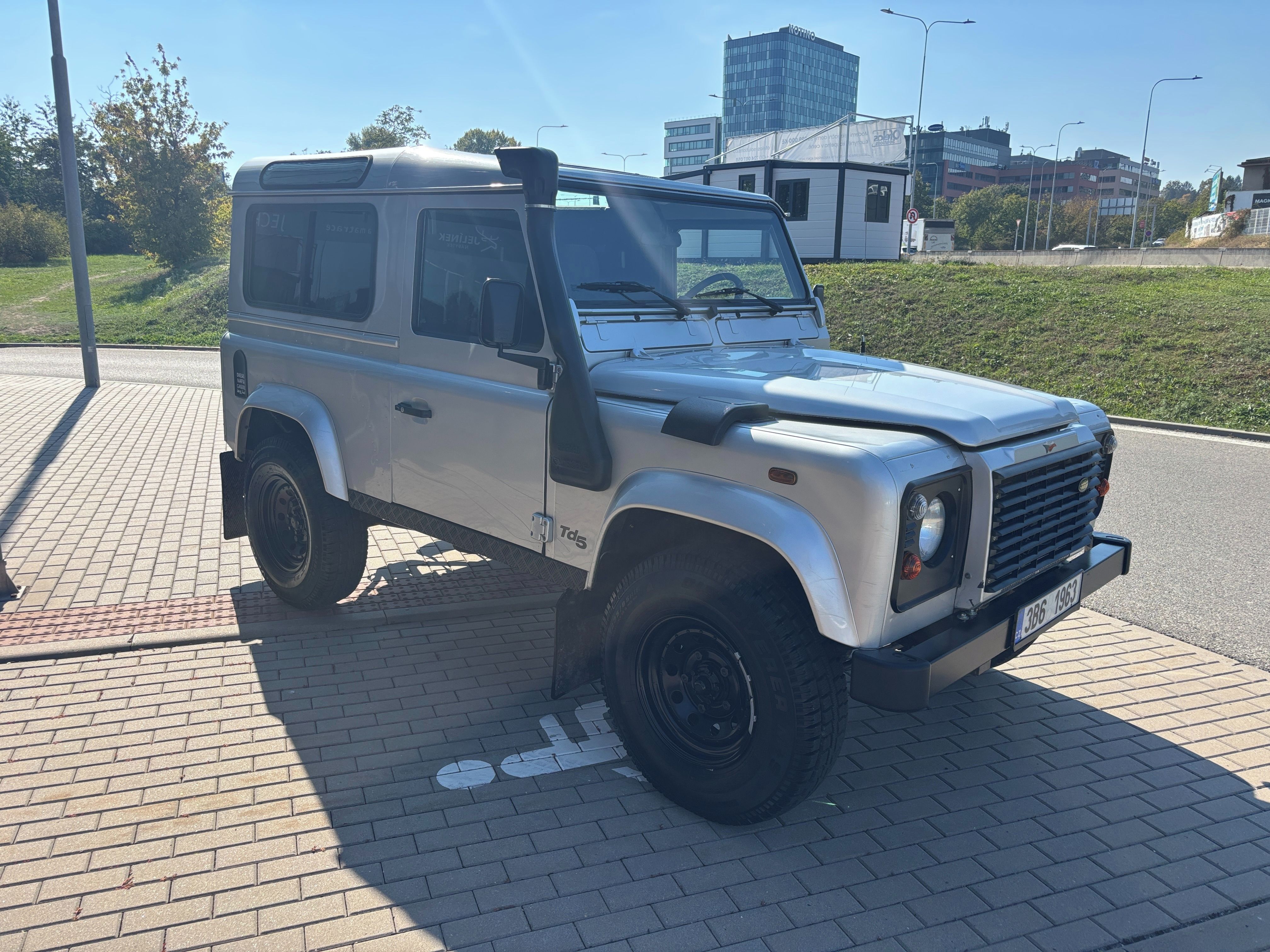 Land Rover Defender, 2.5 TD5 121kW  6 Míst Top Stav - fotka 4