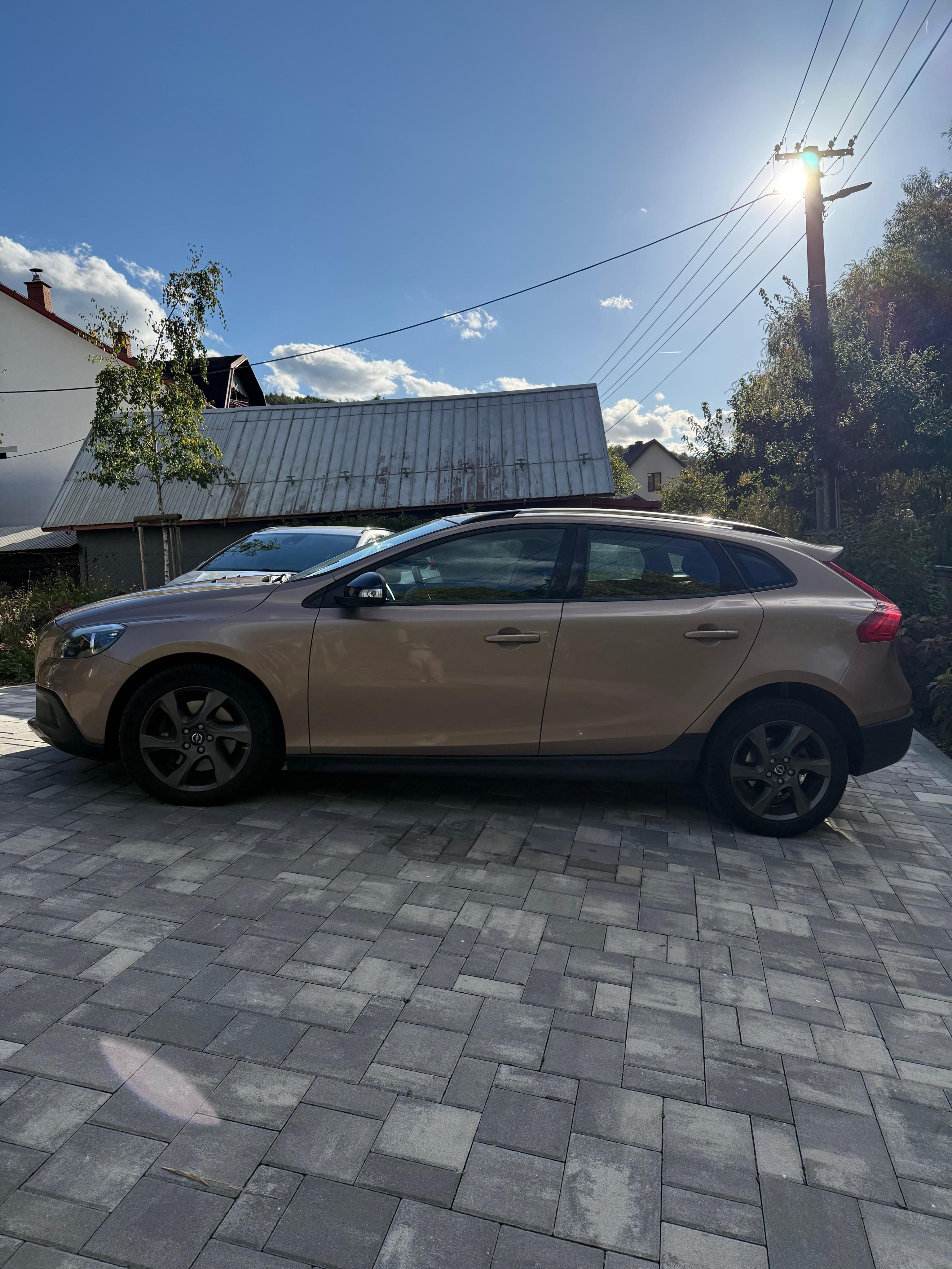 Volvo V40, AUTOMAT, 4X4, NOVÉ ROZVODY - fotka 3