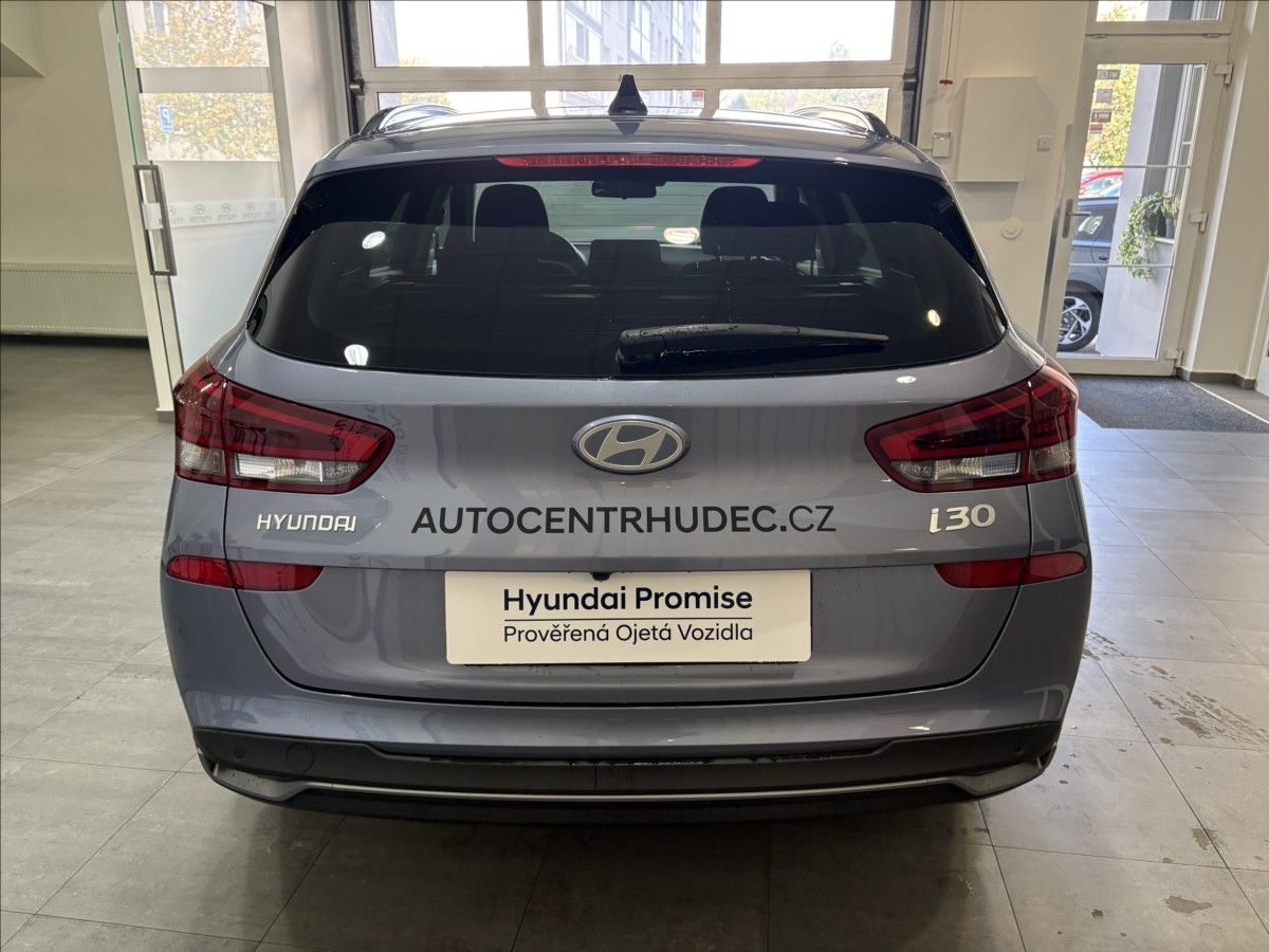 Hyundai i30, 1,5 HB FL MT Family, TOP Stav - fotka 4
