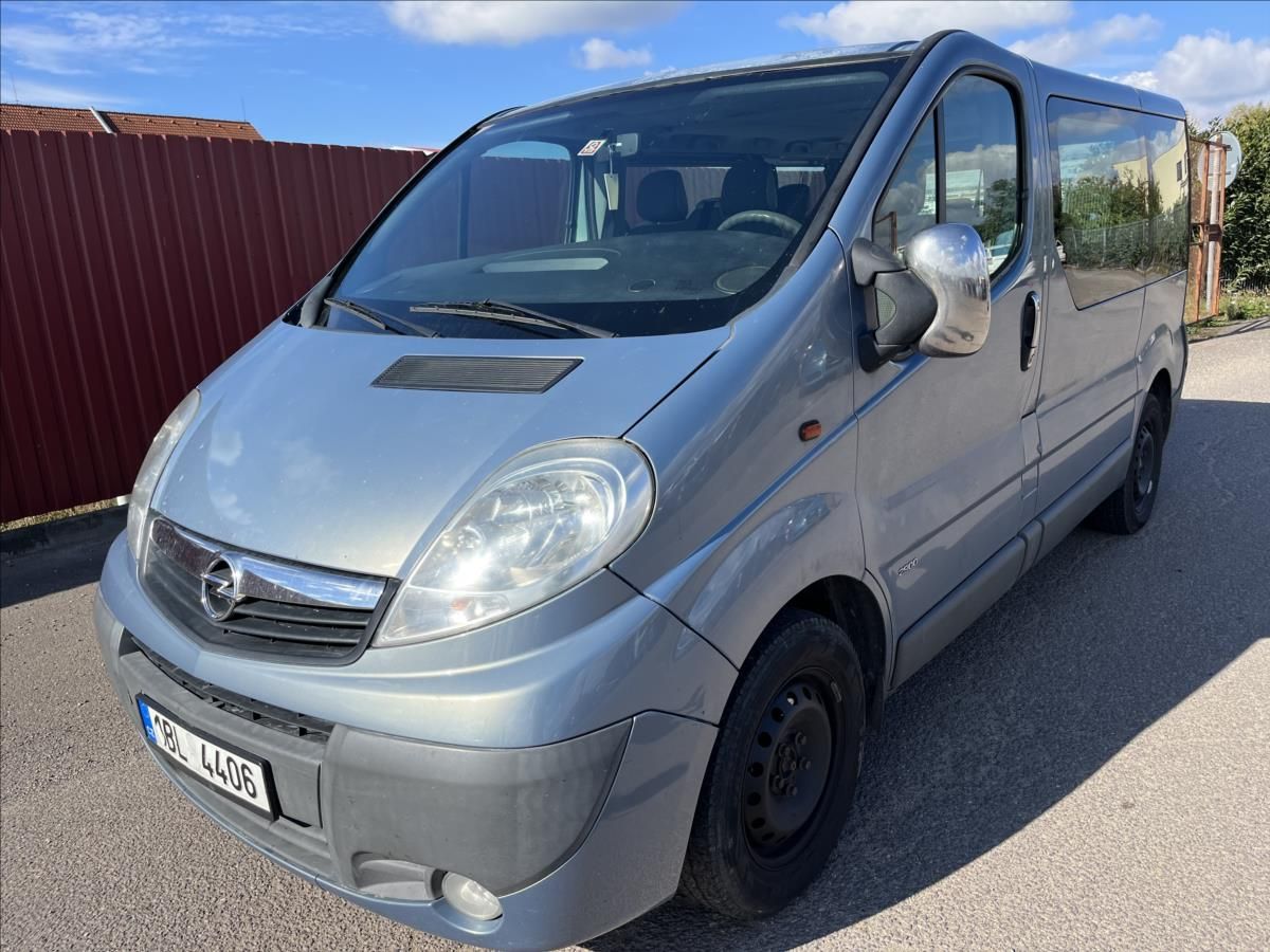 Opel Vivaro, 2,5 CDTi 9.MÍST SERVIS TAŽNÉ