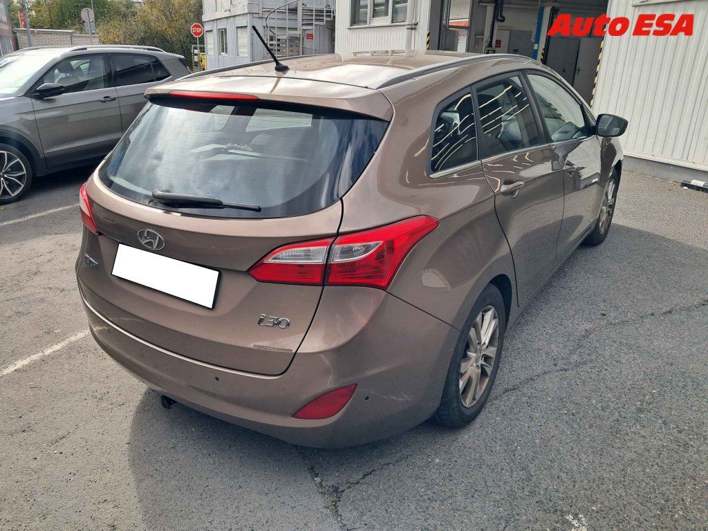 Hyundai i30, 1.6GDi,servis.kniha - fotka 2