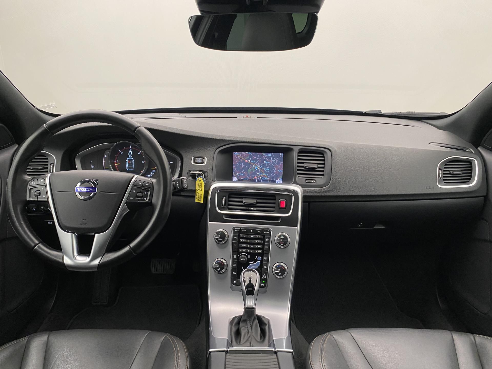 Volvo V60, CC D4 AWD SUMMUM AUT - fotka 2