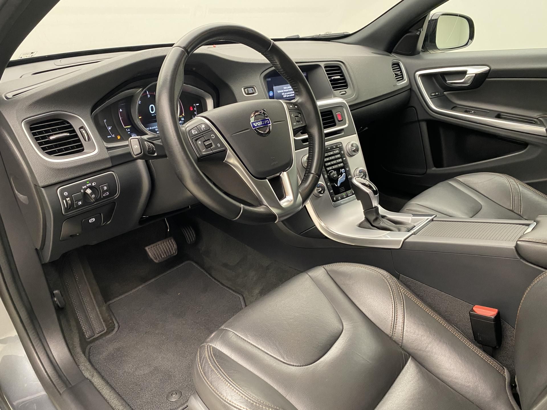 Volvo V60, CC D4 AWD SUMMUM AUT - fotka 4