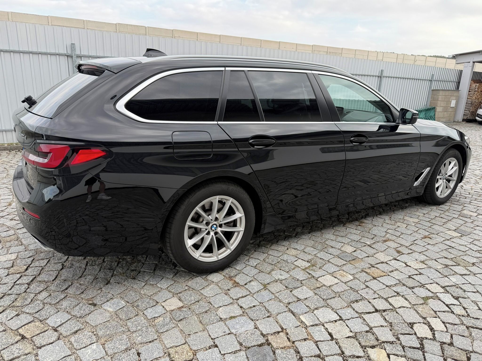 BMW Řada 5, G31 520d Touring xDrive 140 kW - fotka 4