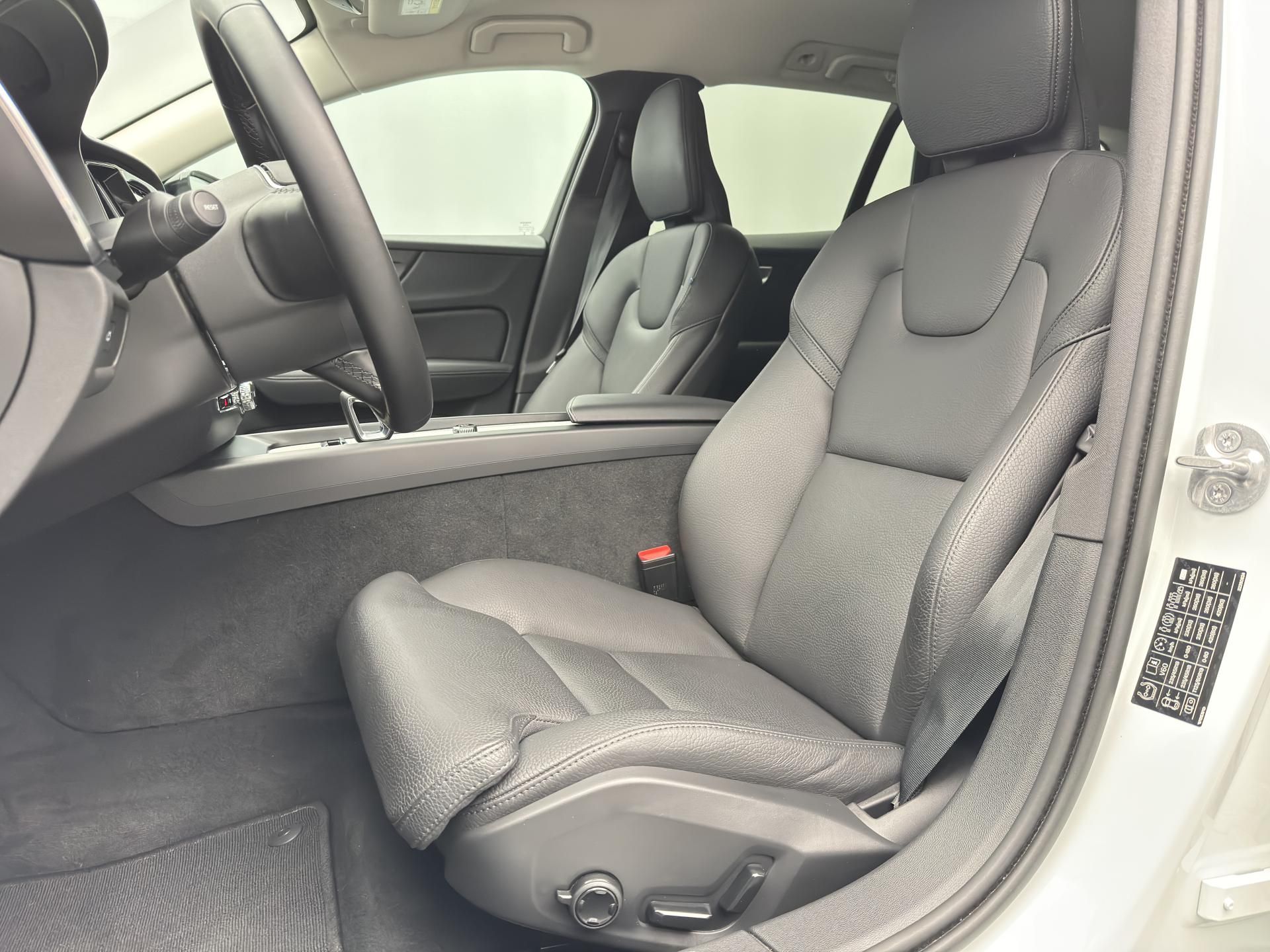 Volvo V60, B4 DARK PLUS AUT CZ 1.maj - fotka 4