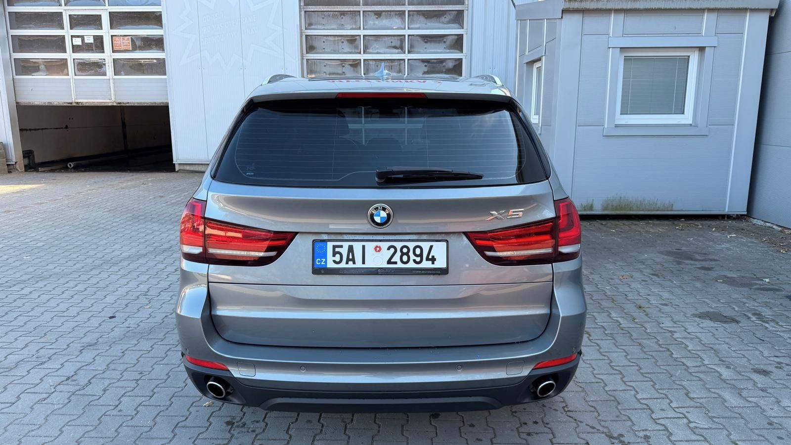 BMW X5, BMW X5 xDrive30d, bílá kůže - fotka 4