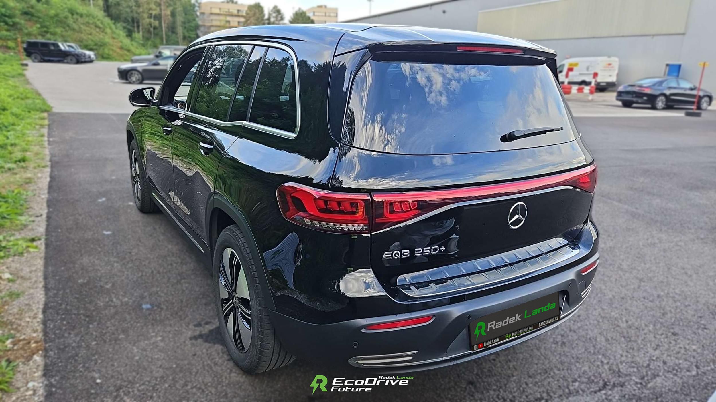 Mercedes-Benz EQB, Electric Art – 70,5 kWh - fotka 3