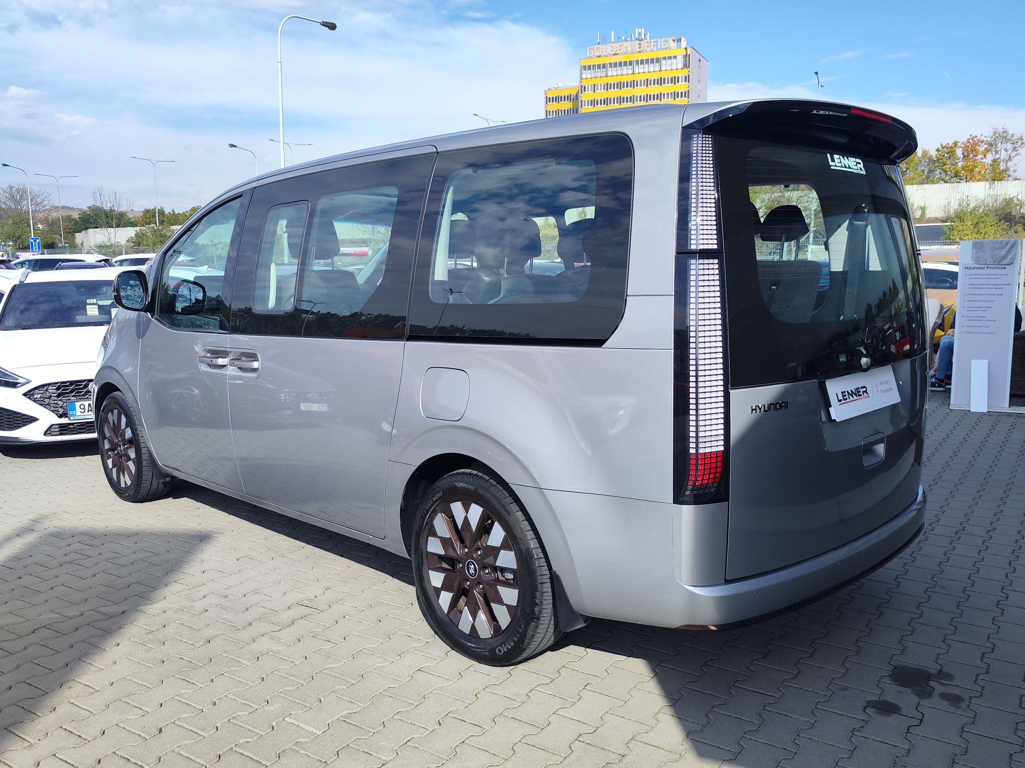 Hyundai Staria, 2.2 CRDI/130kW Luxury PNM DCT - fotka 6