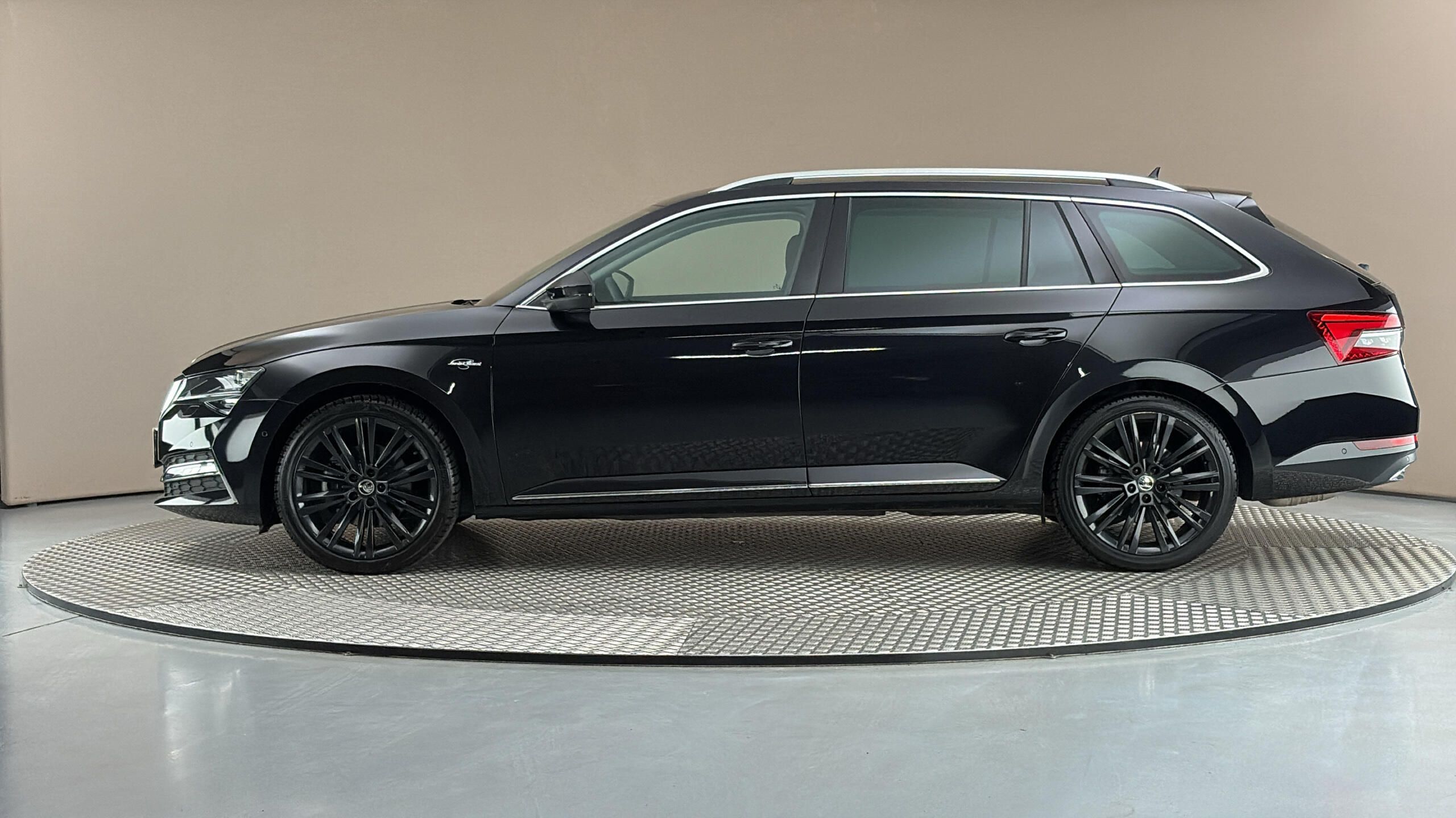 Škoda Superb, 2.0 TDI DSG 4x4 L&K Combi - fotka 4