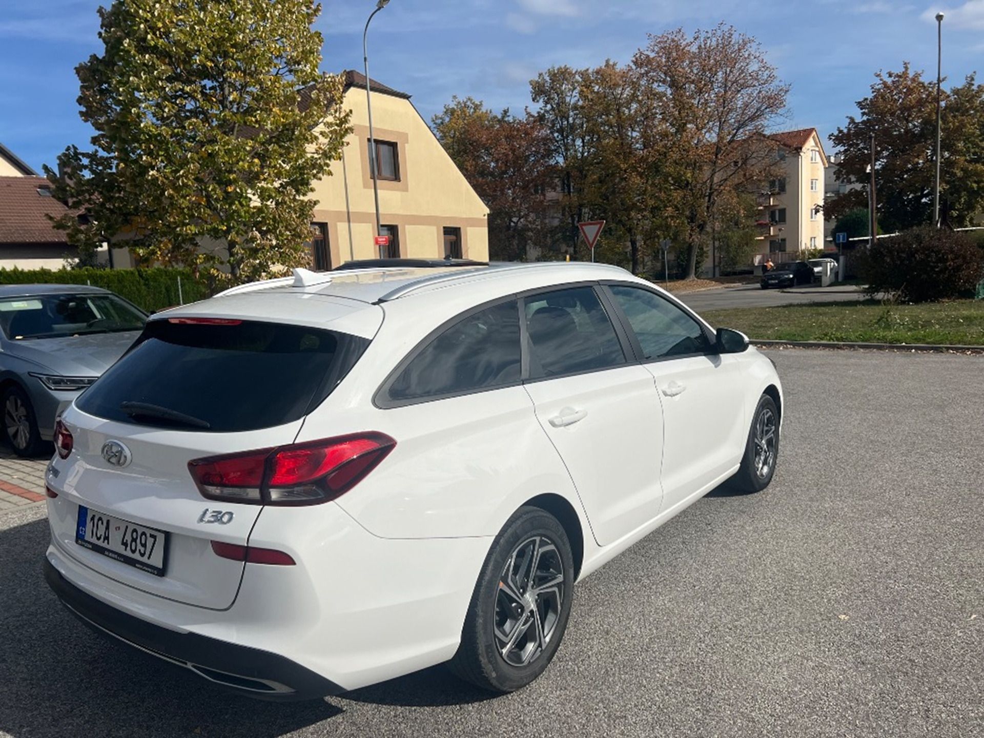 Hyundai i30, kombi 1.5 DPi, 1.majitel, ČR - fotka 3