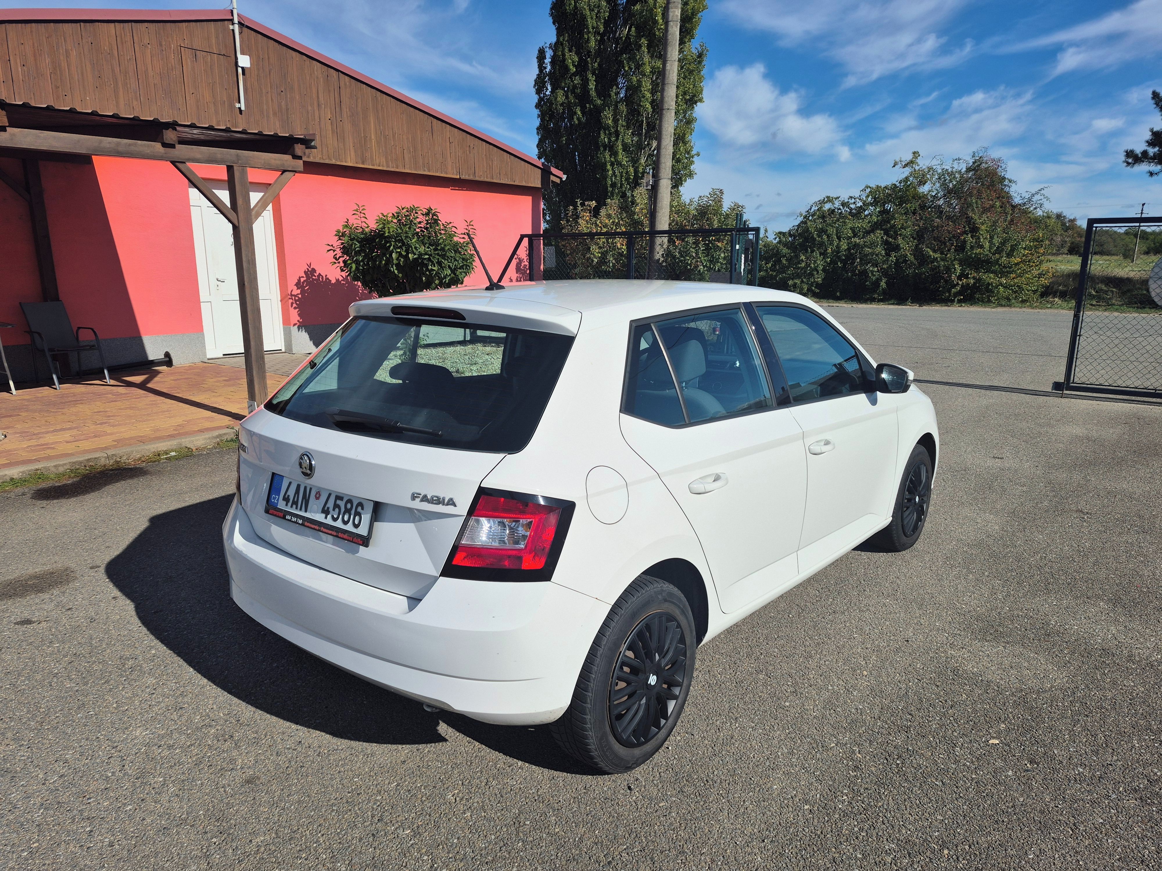 Škoda Fabia, 1,0i, 44kW, klima - fotka 4