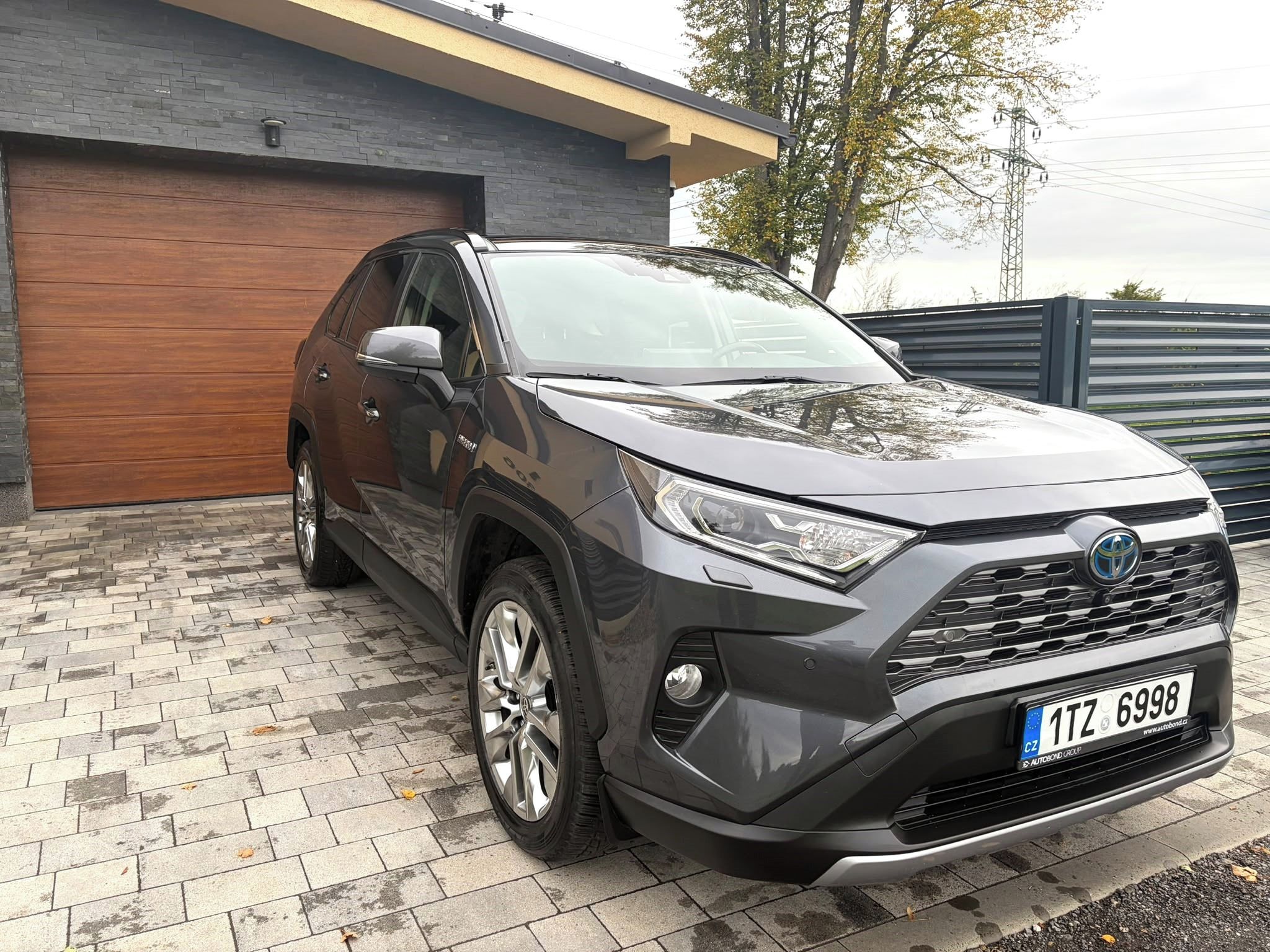 Toyota Rav4, 2.5i HYBRID 131Kw 4x4 - fotka 3