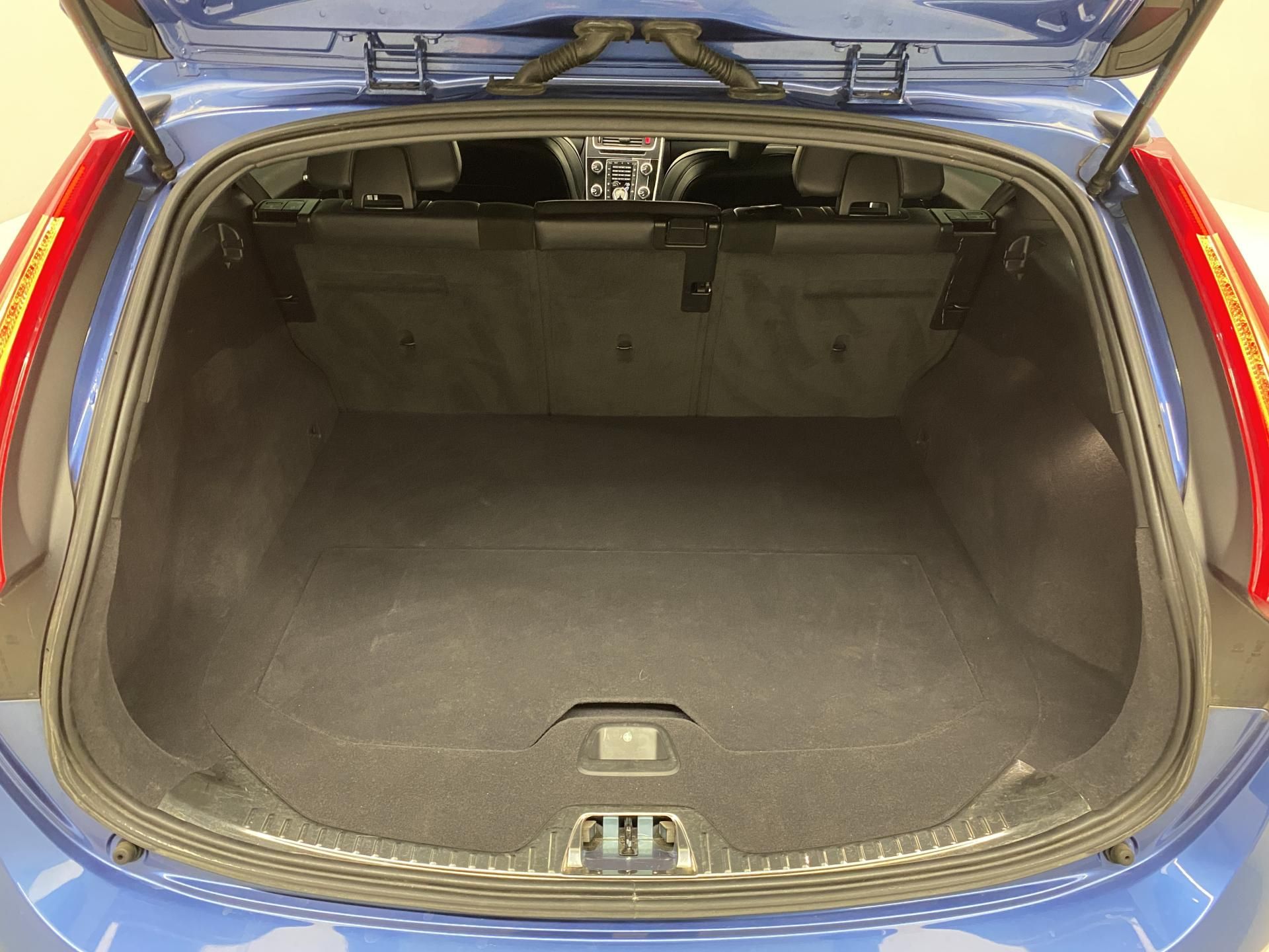 Volvo V60, D4 AWD R-DESIGN AUT - fotka 6