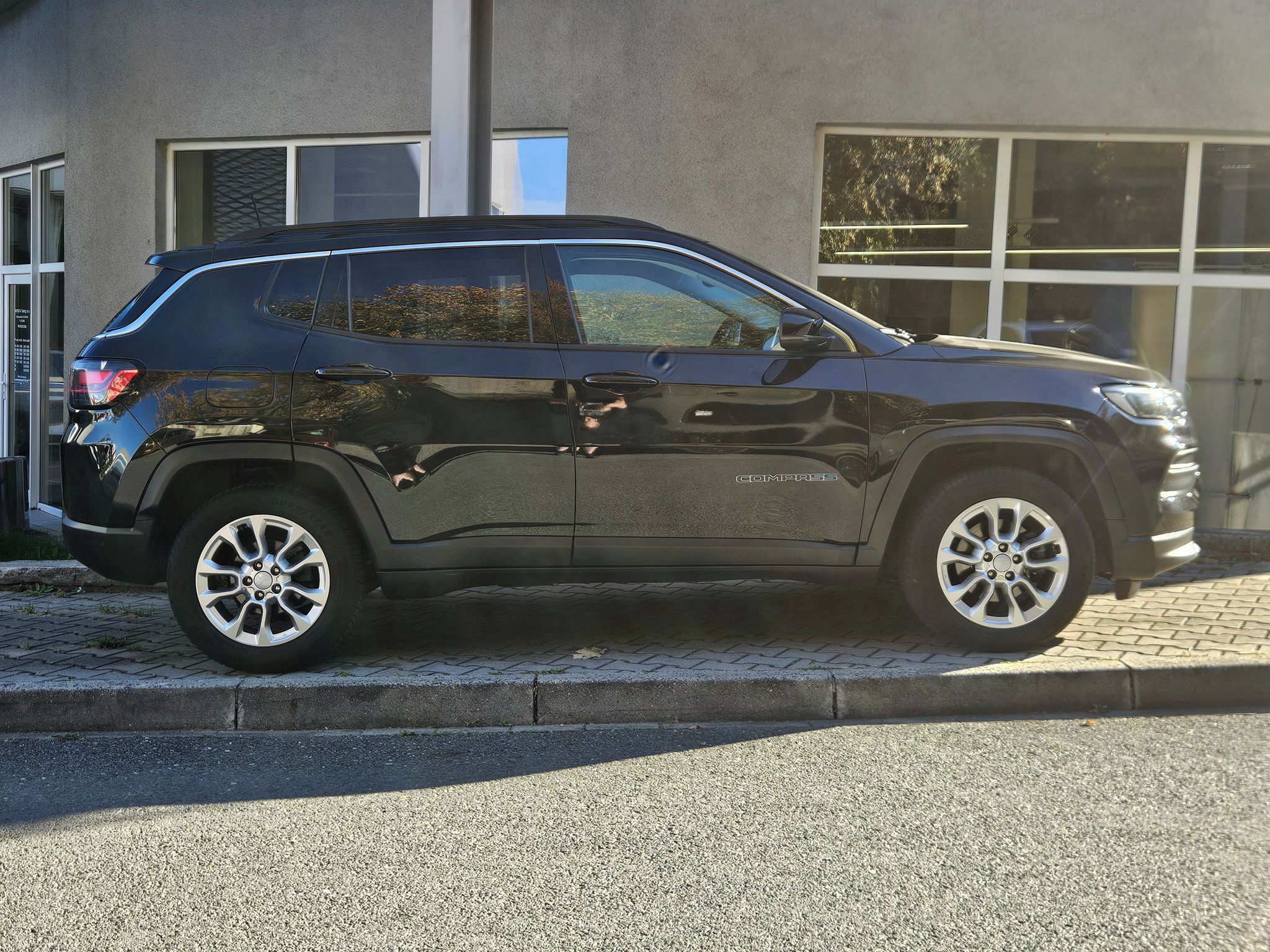 Jeep Compass, 1,3 T 96kW,Longitude,1.maj.,ČR - fotka 6