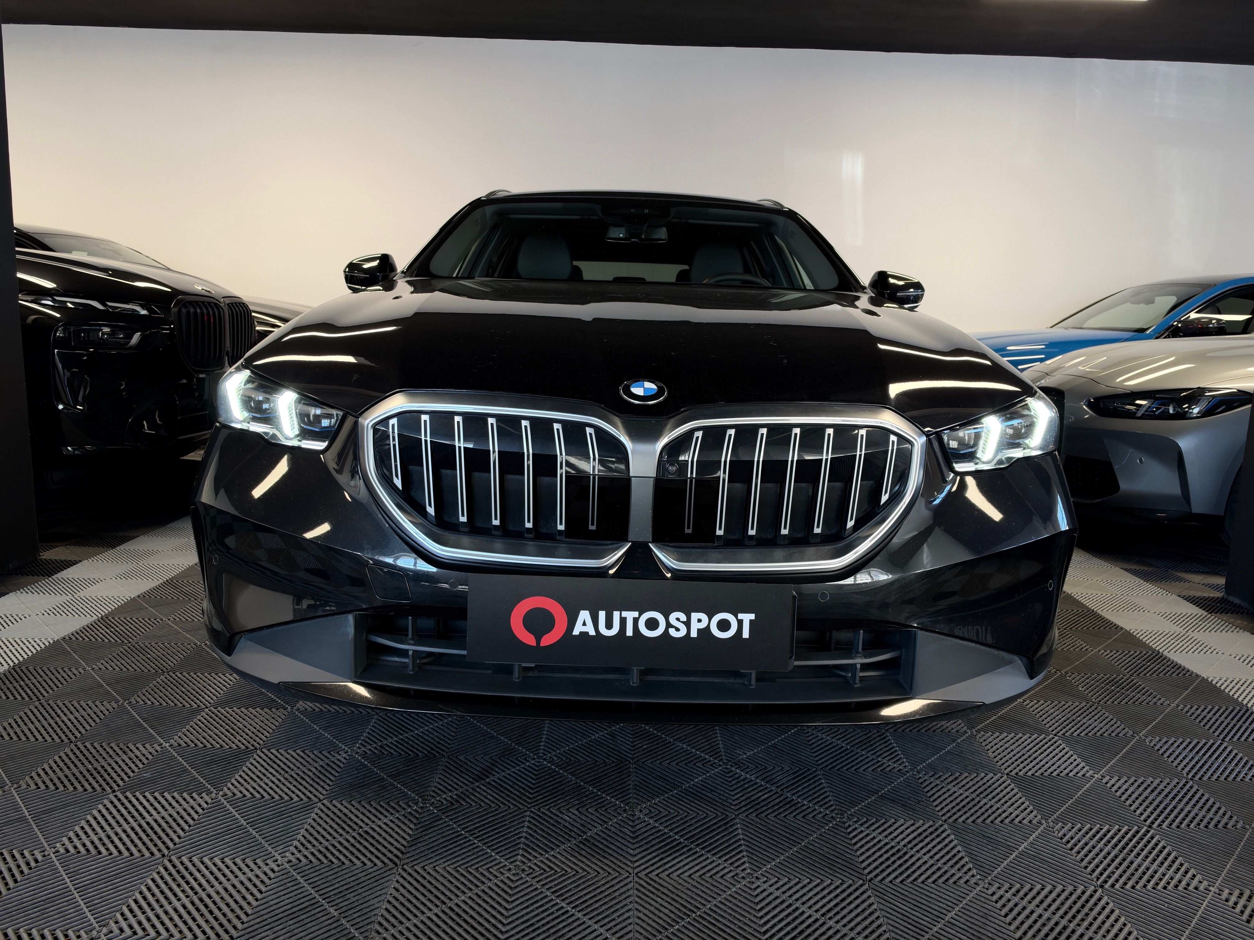 BMW Řada 5, Touring 520d xDrive - fotka 2