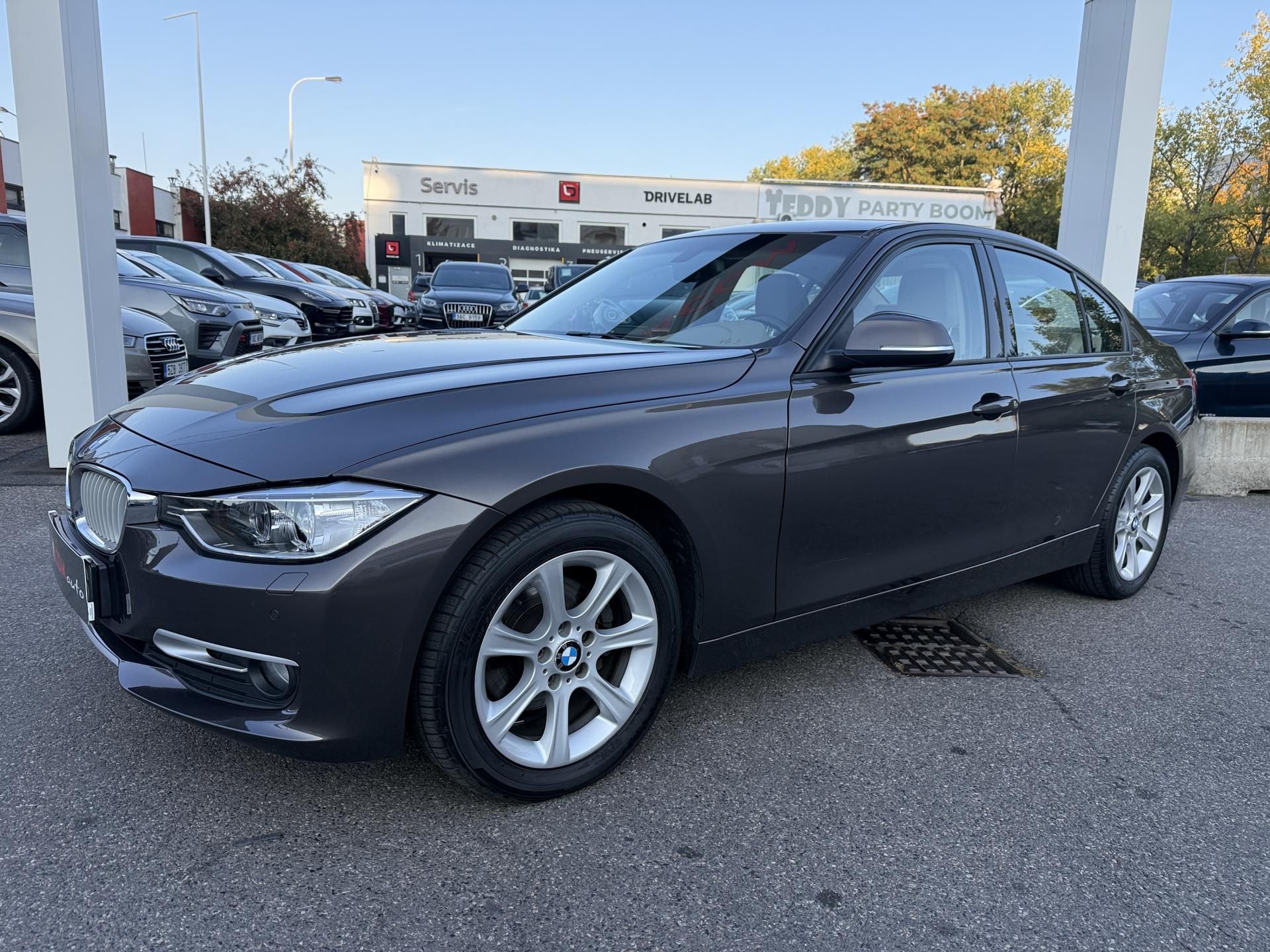 BMW Řada 3, 320D - fotka 2