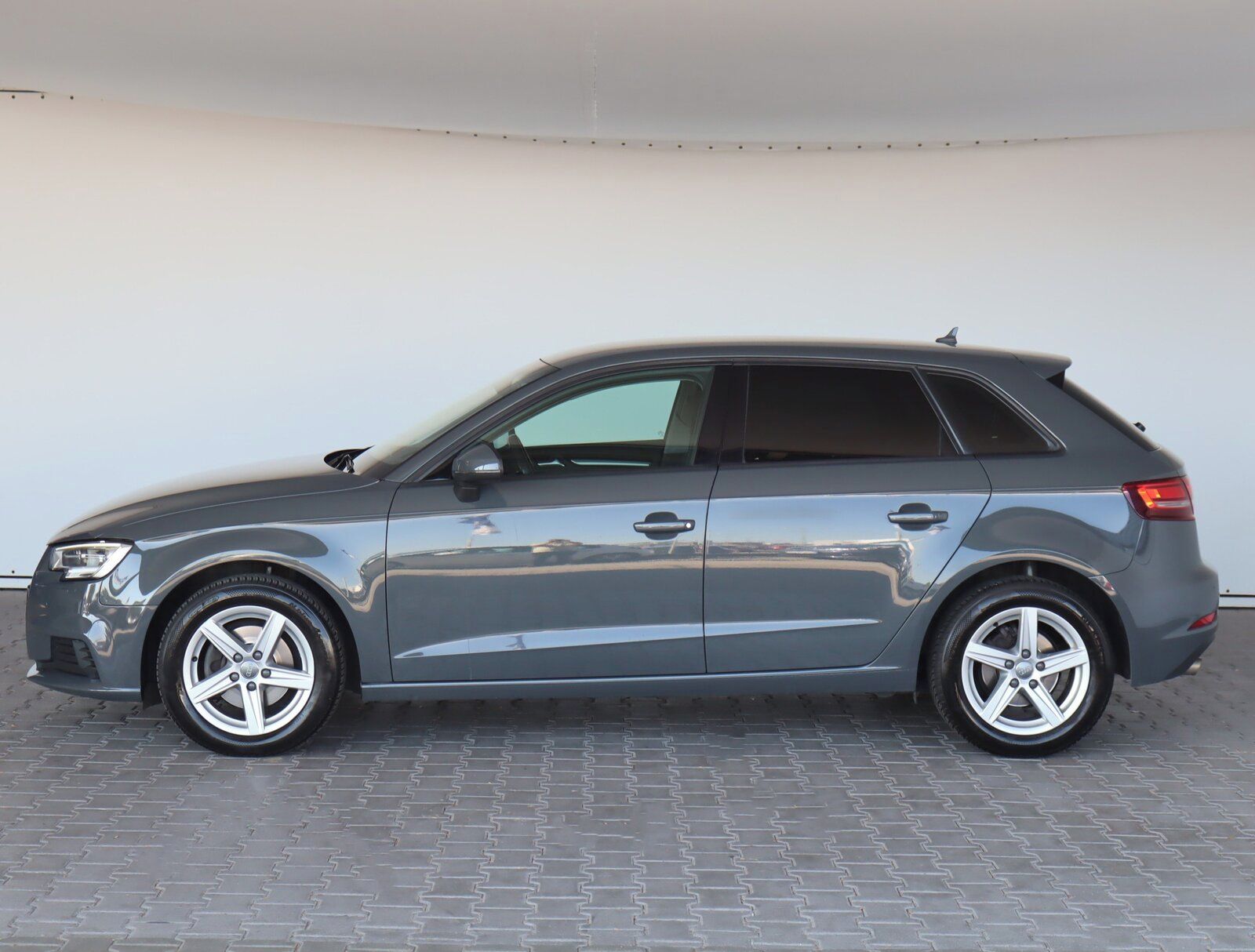 Audi A3, 1.6 TDI, Automat - fotka 3