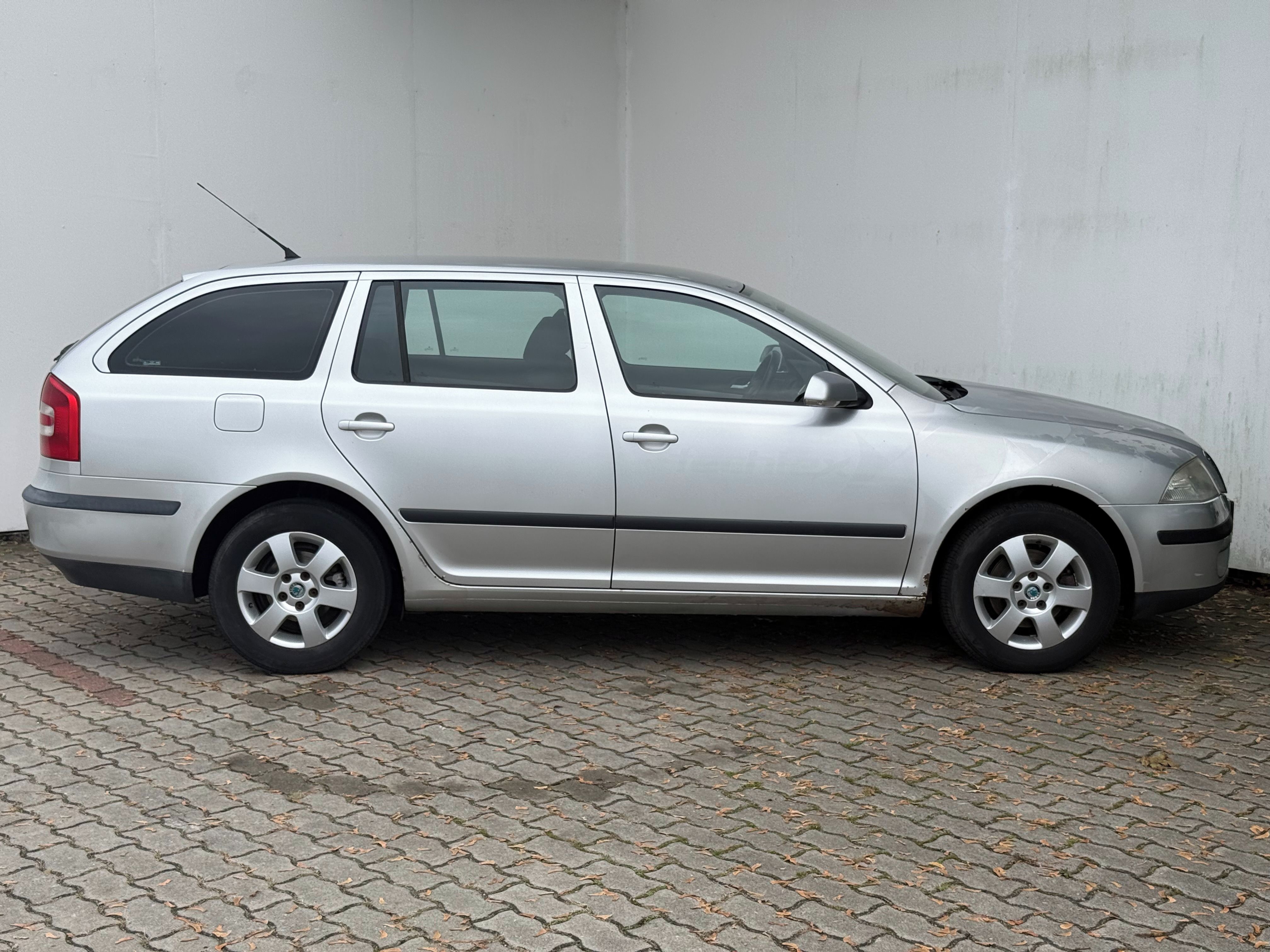 Škoda Octavia, 1,9 TDI / 77 kW Ambiente - fotka 4