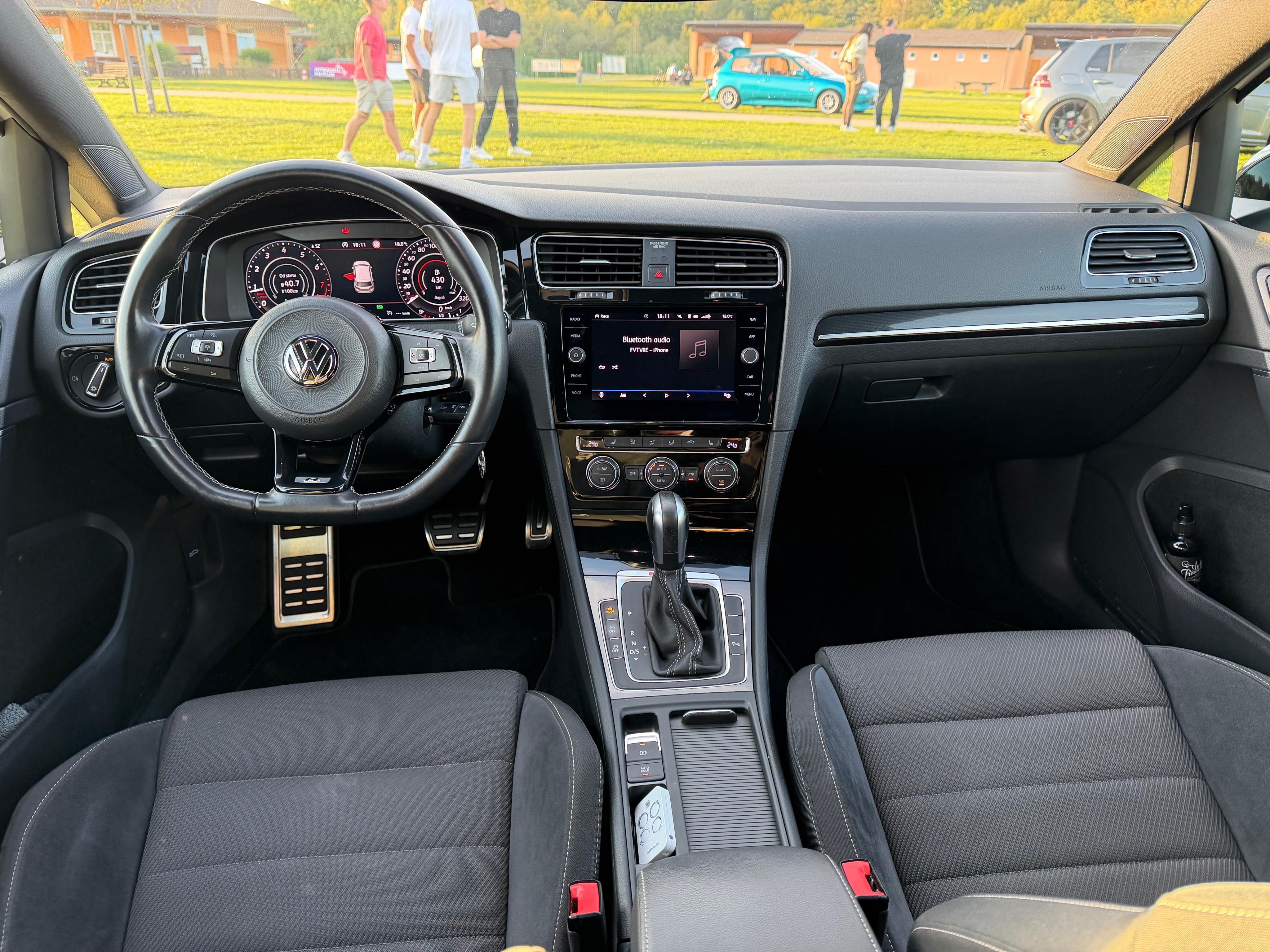 Volkswagen Golf, 7.5 R 221kw - fotka 4