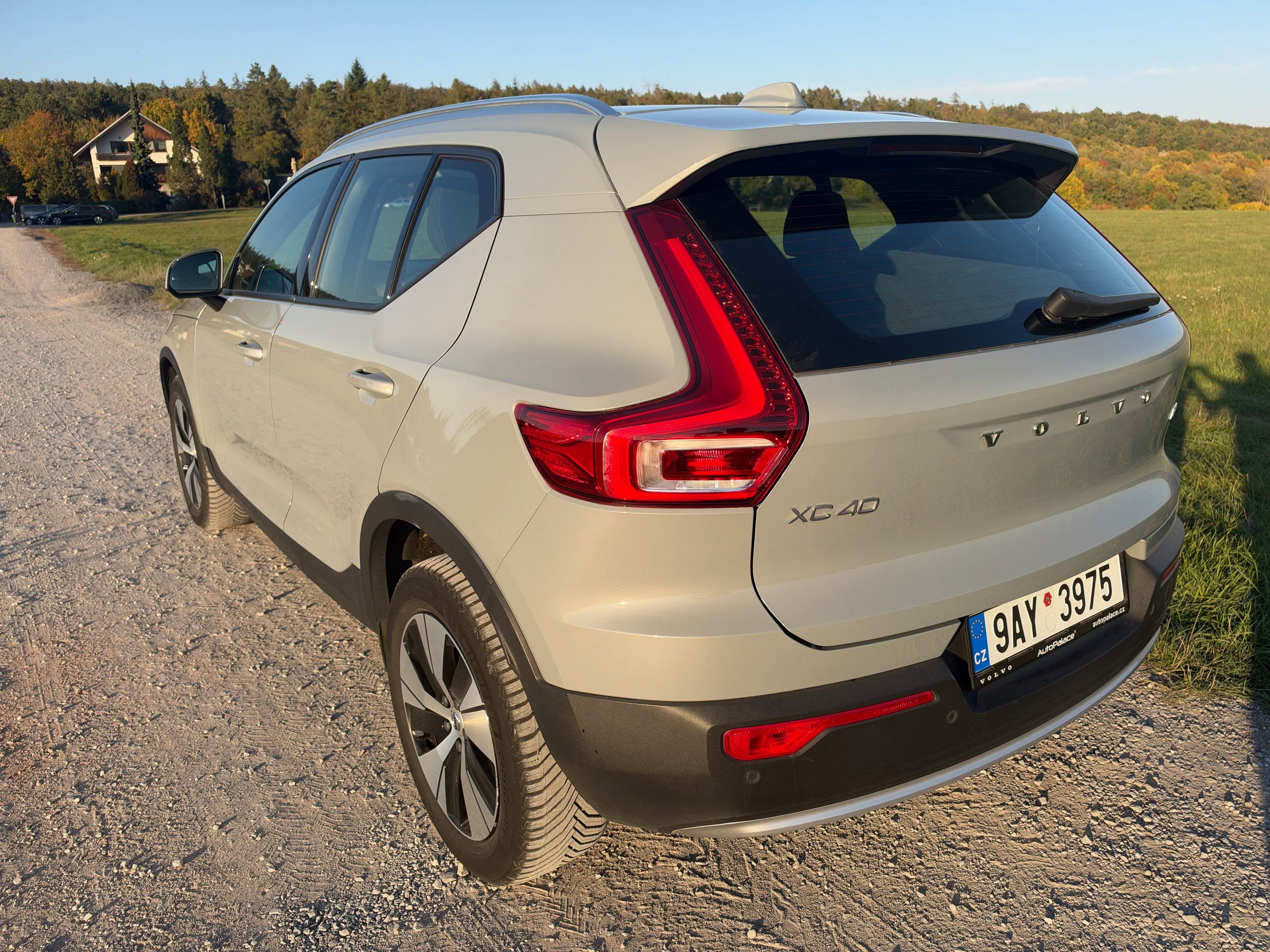 Volvo XC40, B3 CORE DCT 2.0 120kW KOUP. ČR - fotka 4
