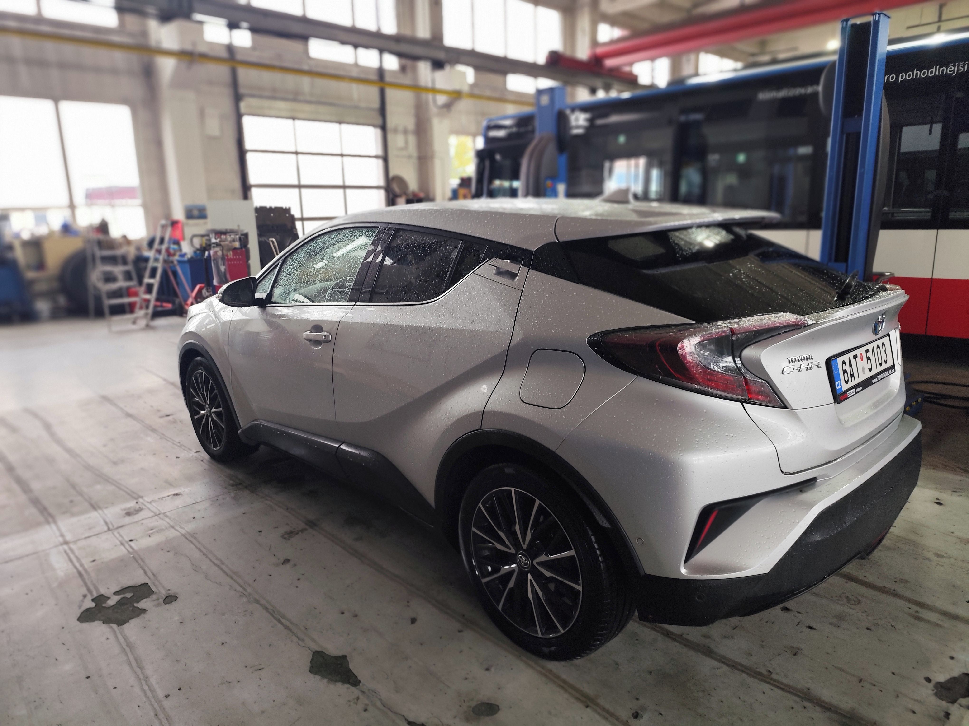 Toyota C-HR, 1.8 benzín hybrid - fotka 5