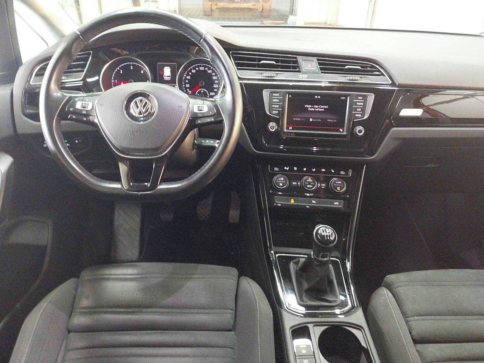 Volkswagen Touran, 1.6 TDI, Highline, Serv.kniha - fotka 3