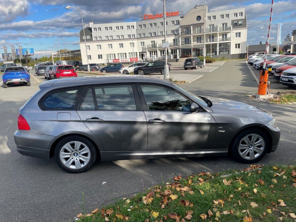 BMW Řada 3, 320d Touring - fotka 6