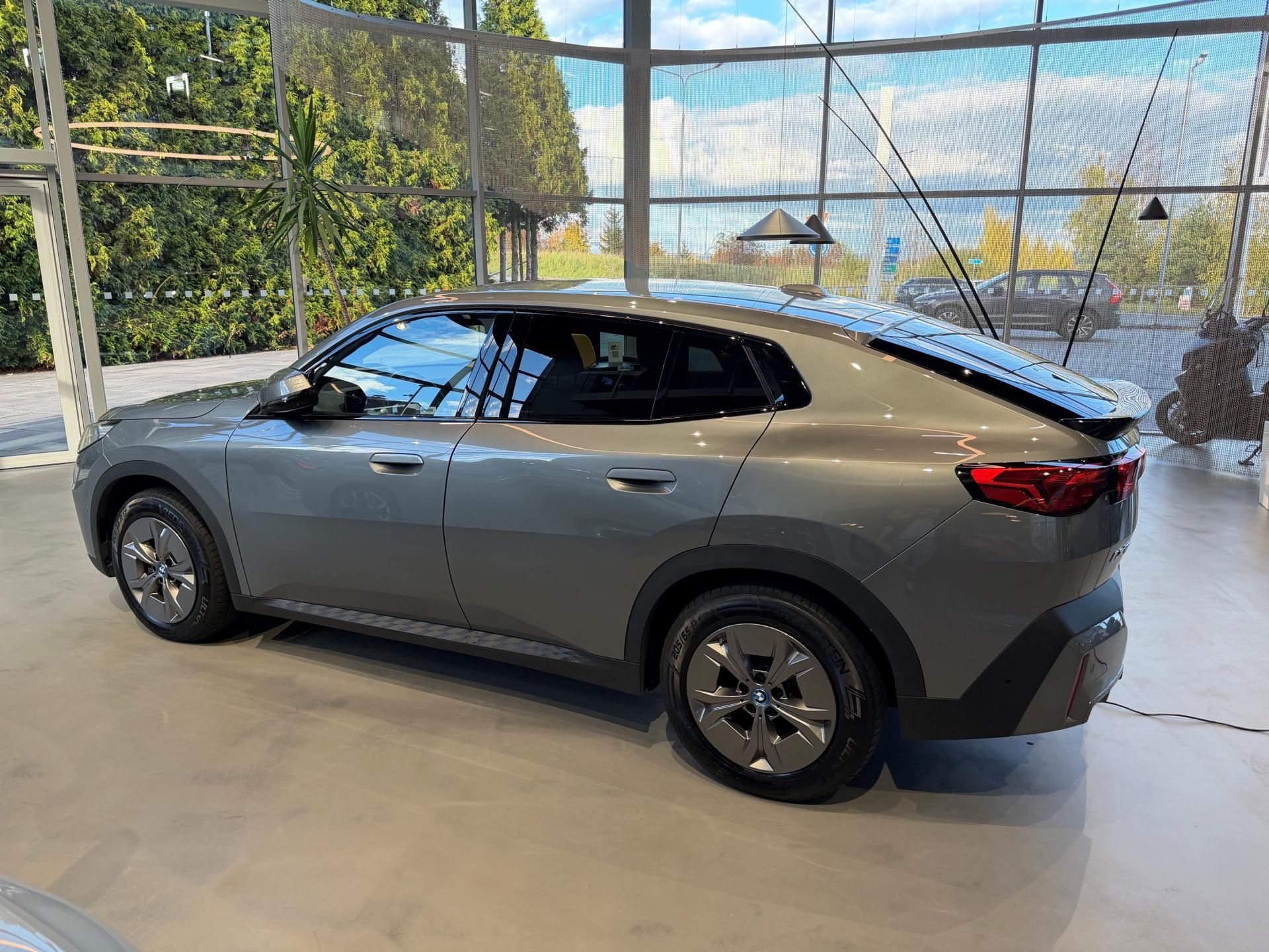 BMW iX2, xDrive 30 - fotka 4