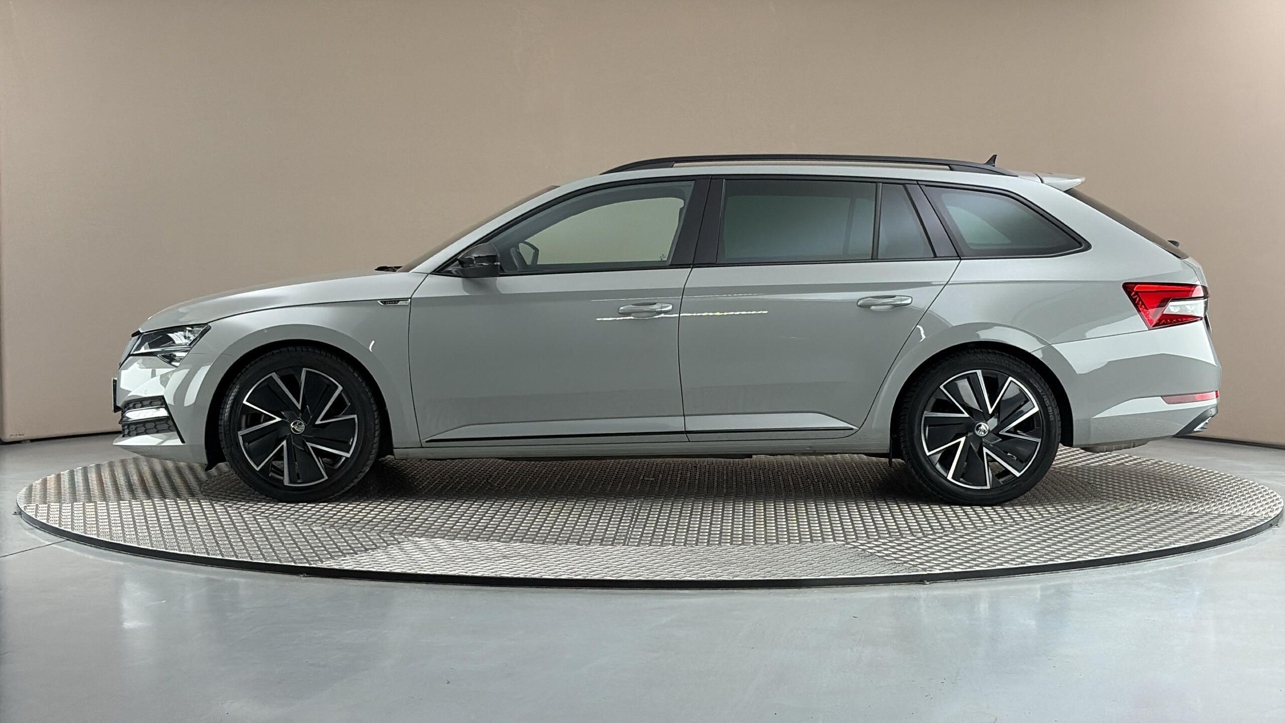 Škoda Superb, 1.5 TSI Sportline Combi - fotka 4