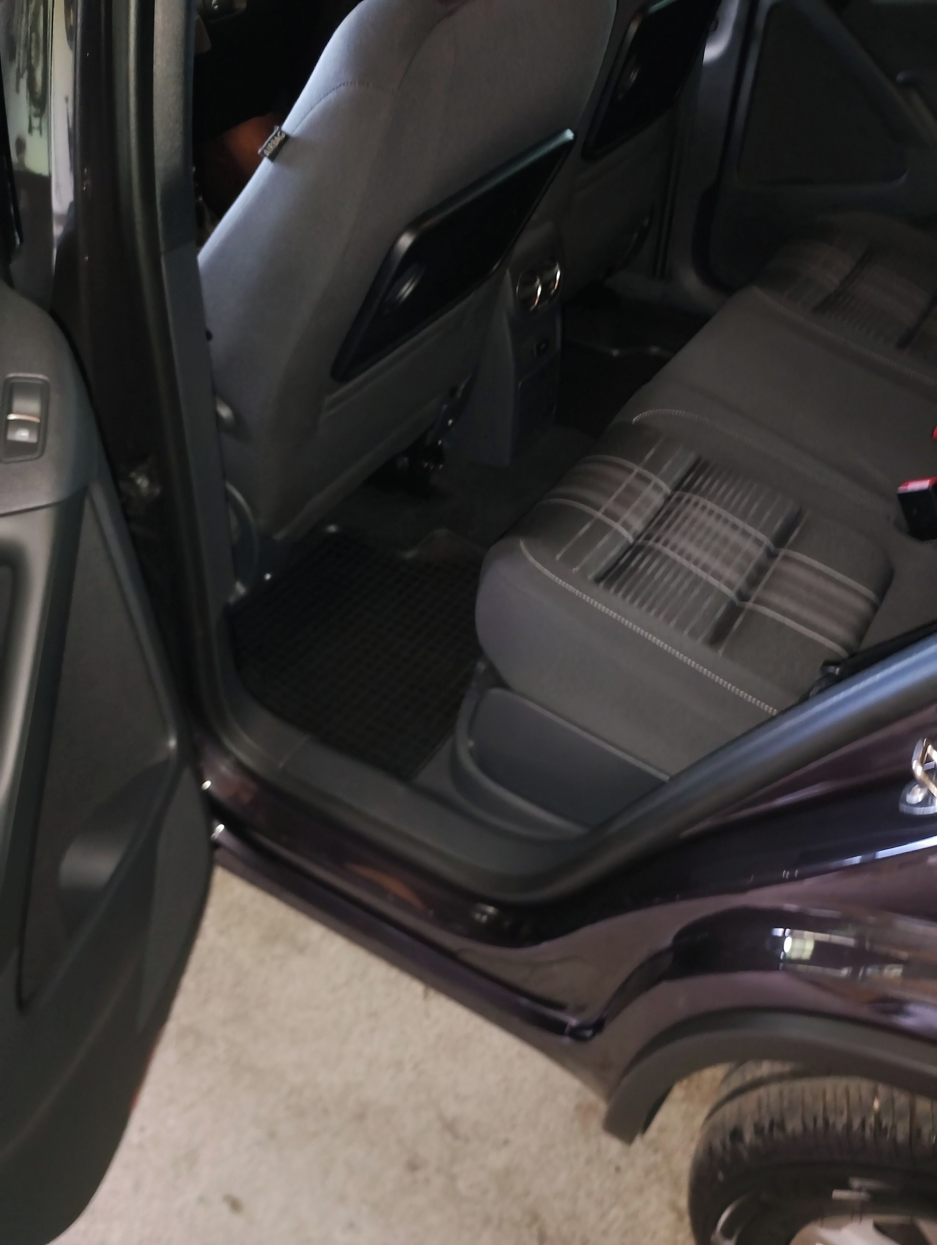 Volkswagen Tiguan, LOUNGE 2,0TDI 103kW TOP STAV - fotka 4