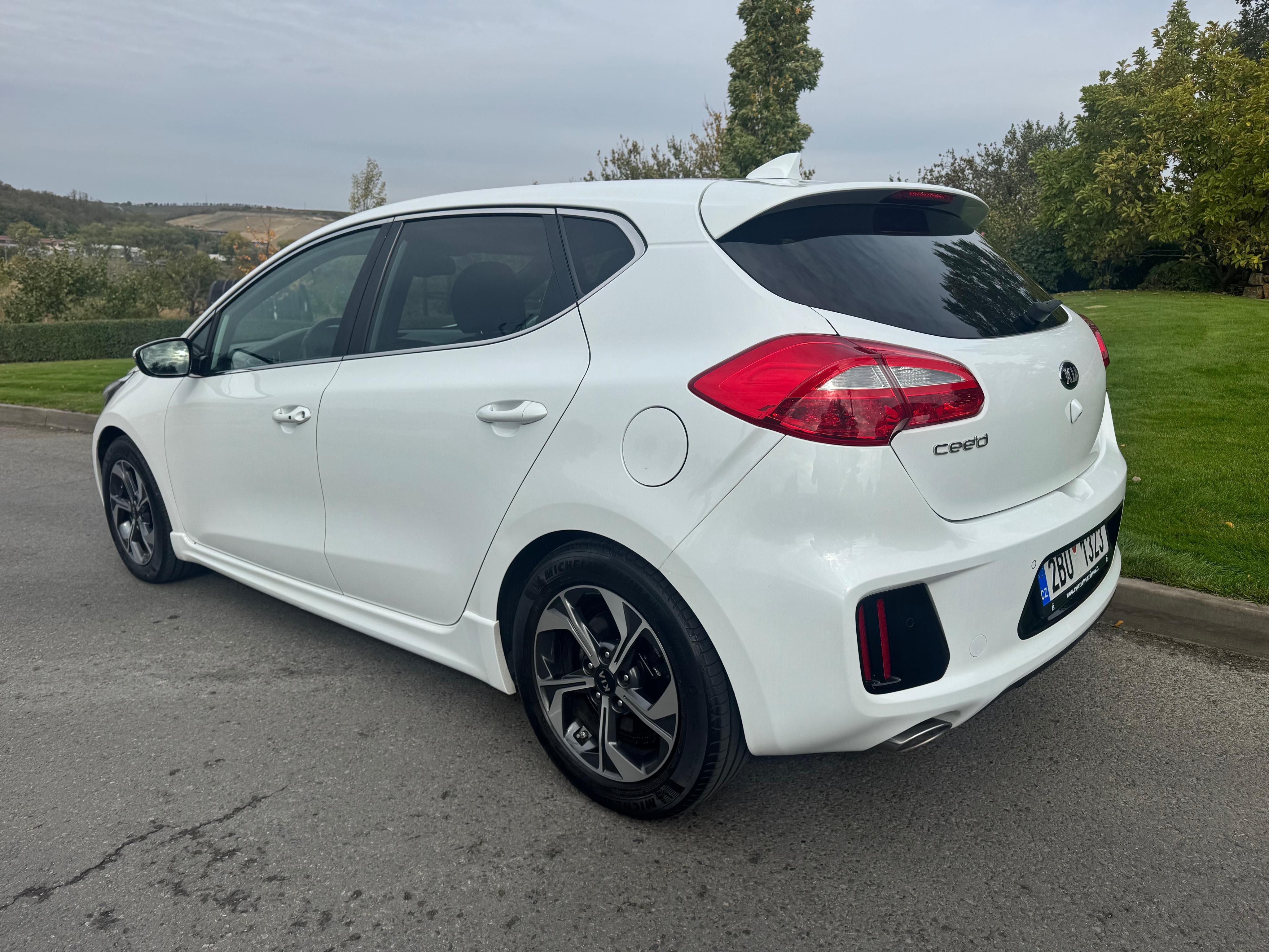 Kia Cee´d, 1.6 CRDi 100KW GT AUT KAM - fotka 5