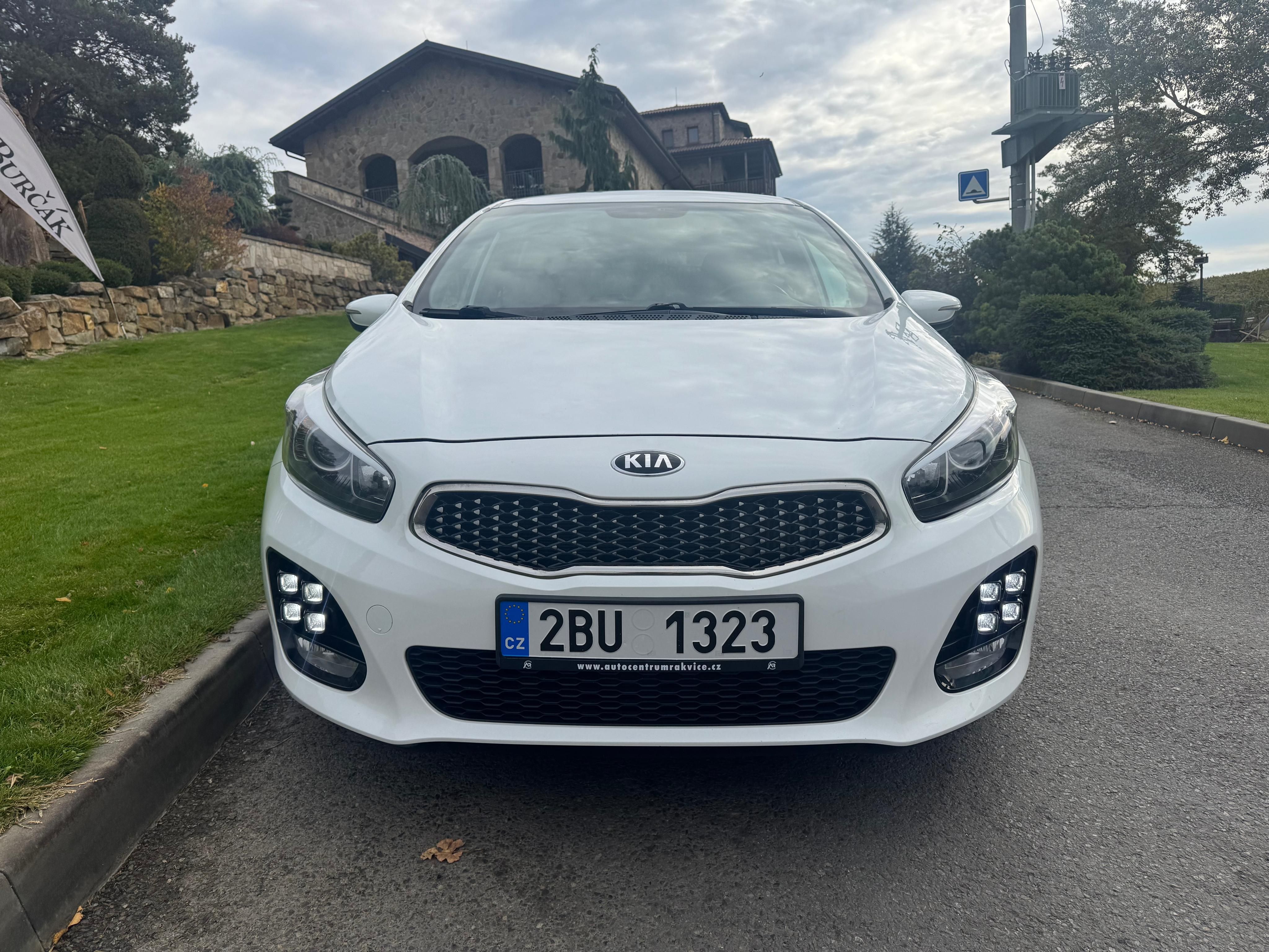 Kia Cee´d, 1.6 CRDi 100KW GT AUT KAM - fotka 4
