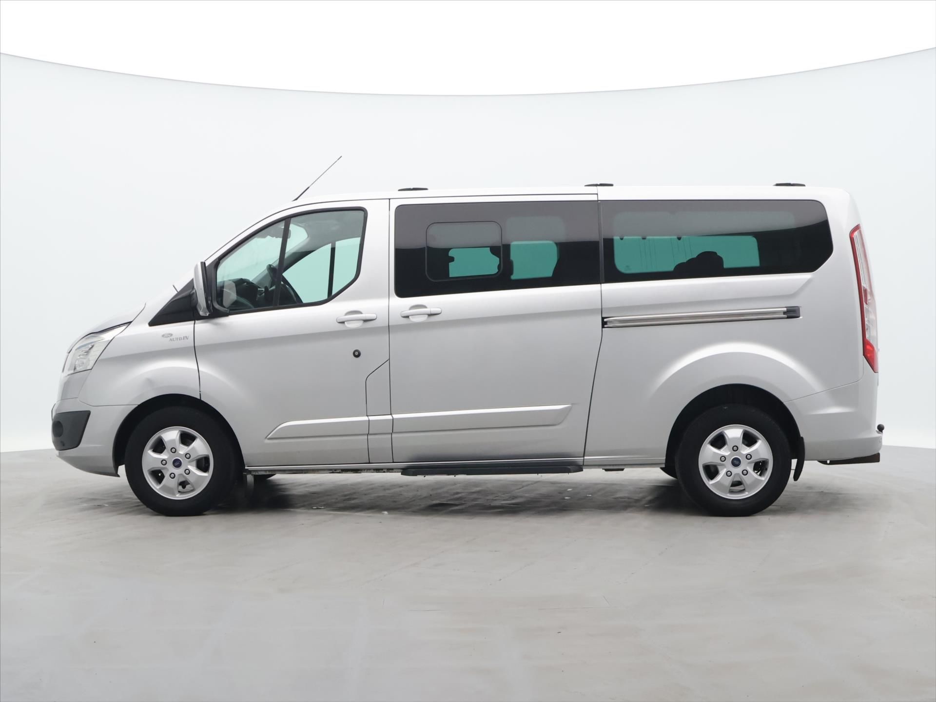Ford Tourneo Custom, 2,2 TDCI 114kW TITANIUM CZ 8Mí - fotka 4