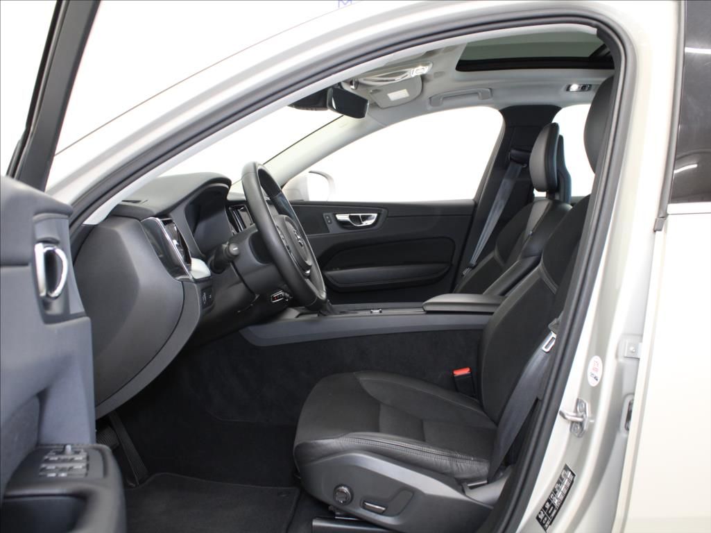 Volvo XC60, 2,0 T5 184kW AWD Mom.PRO Pano. - fotka 6