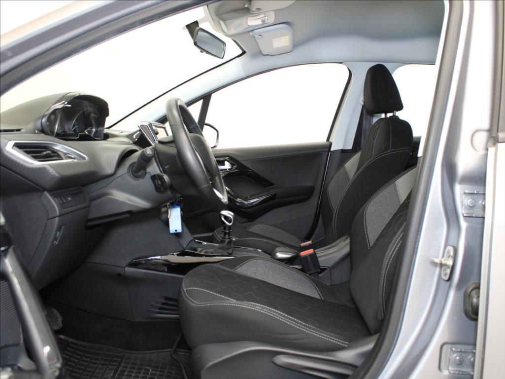 Peugeot 2008, 1,2 PT 81kW 62tkm. 1.maj.ČR - fotka 6