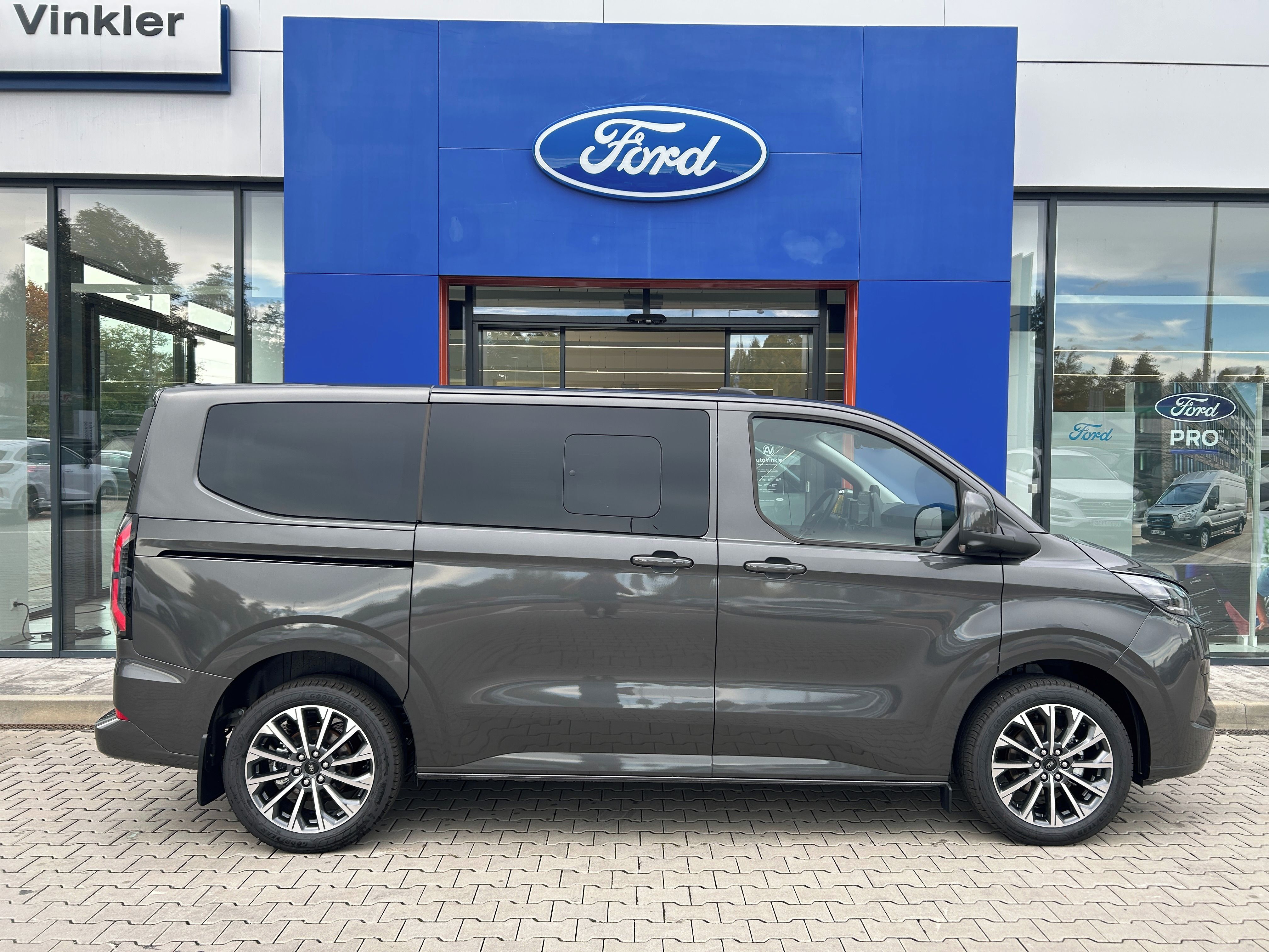 Ford Tourneo Custom, Titanium  L1 2.5 PHEV 171kW - fotka 4