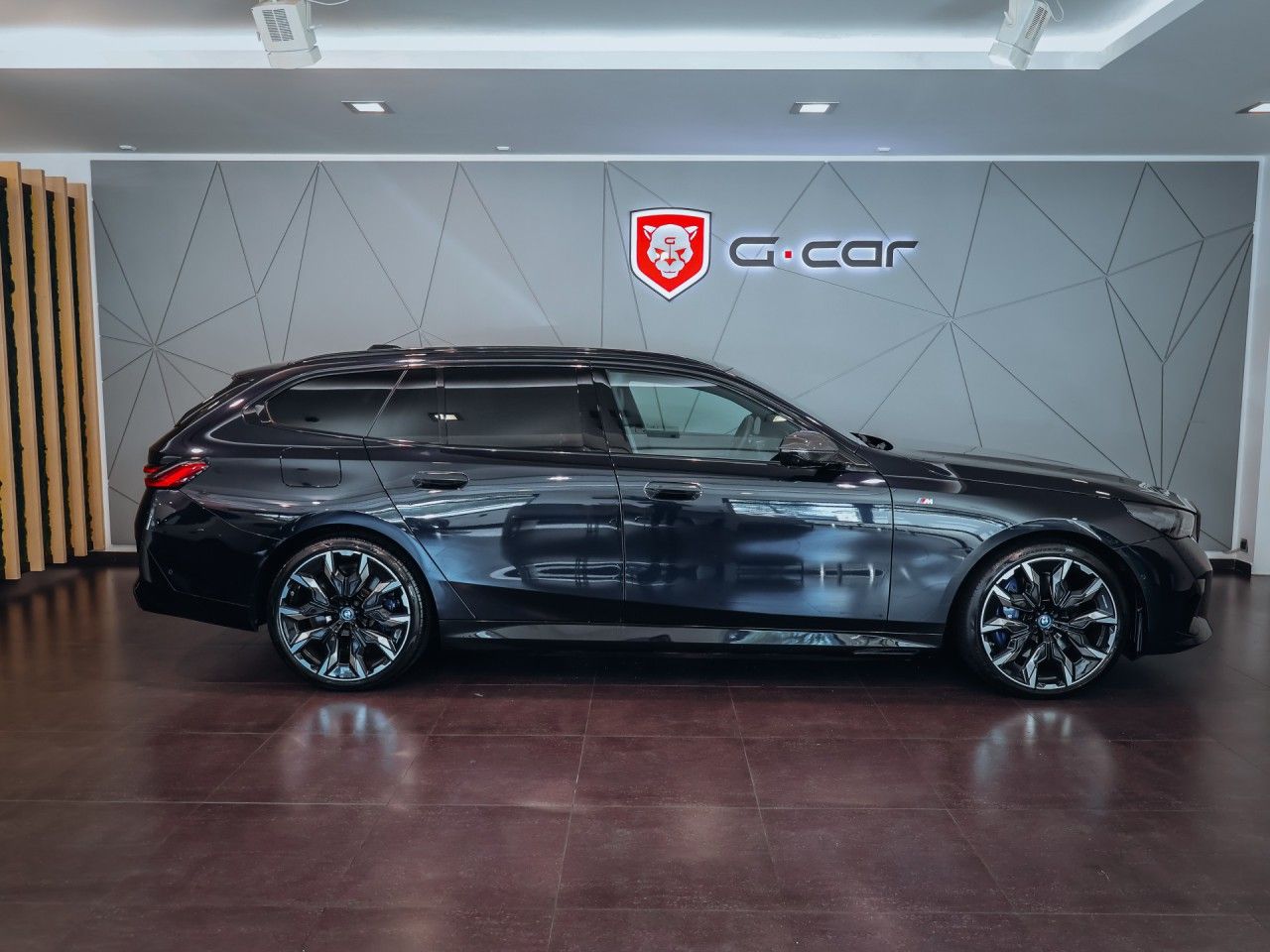 BMW Řada 5, 550e xDrive M-sport Touring - fotka 4