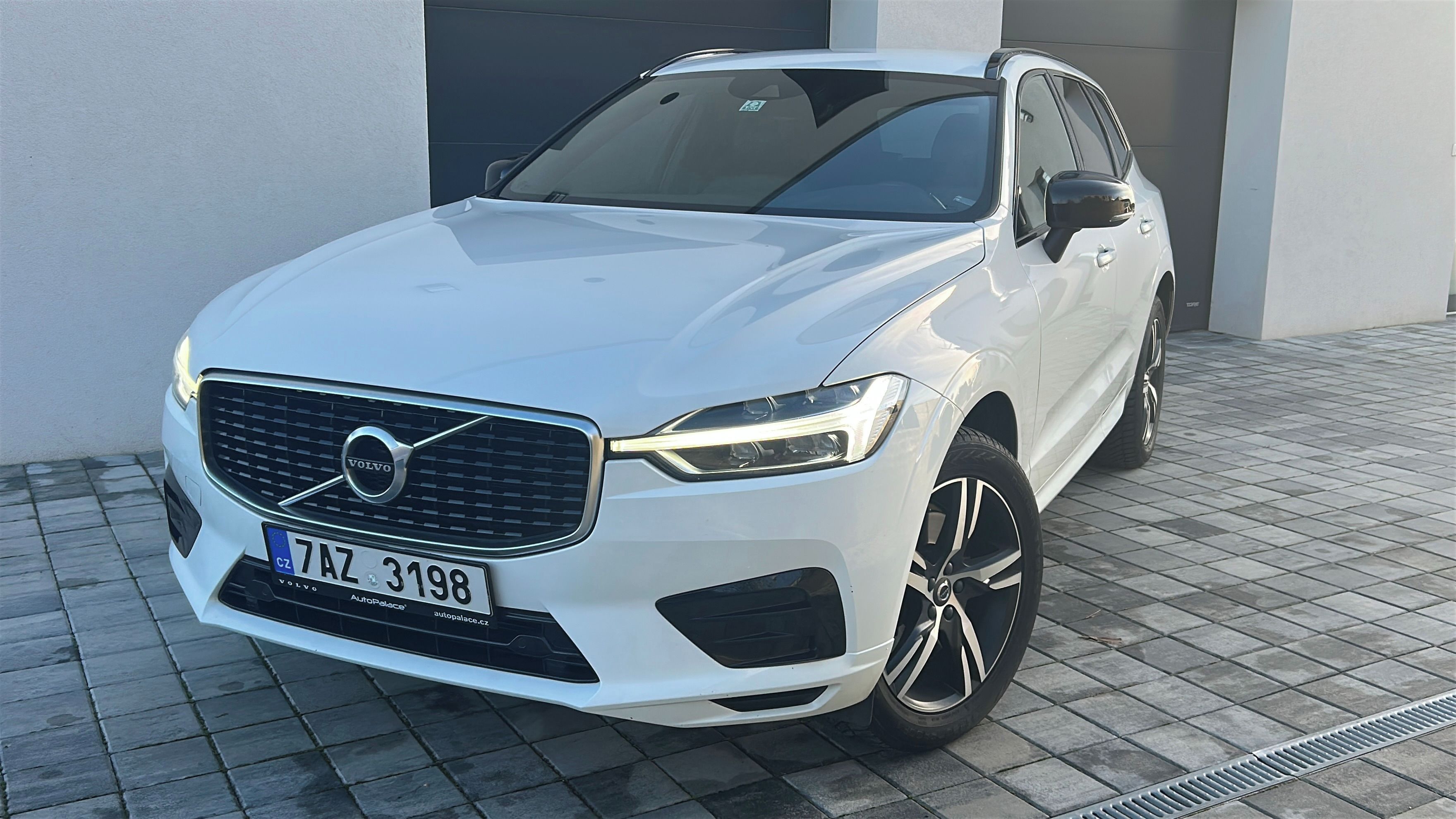 Volvo XC60, B4 AWD,ČR,SERVIS,TAŽNÉ,BLIS - fotka 2