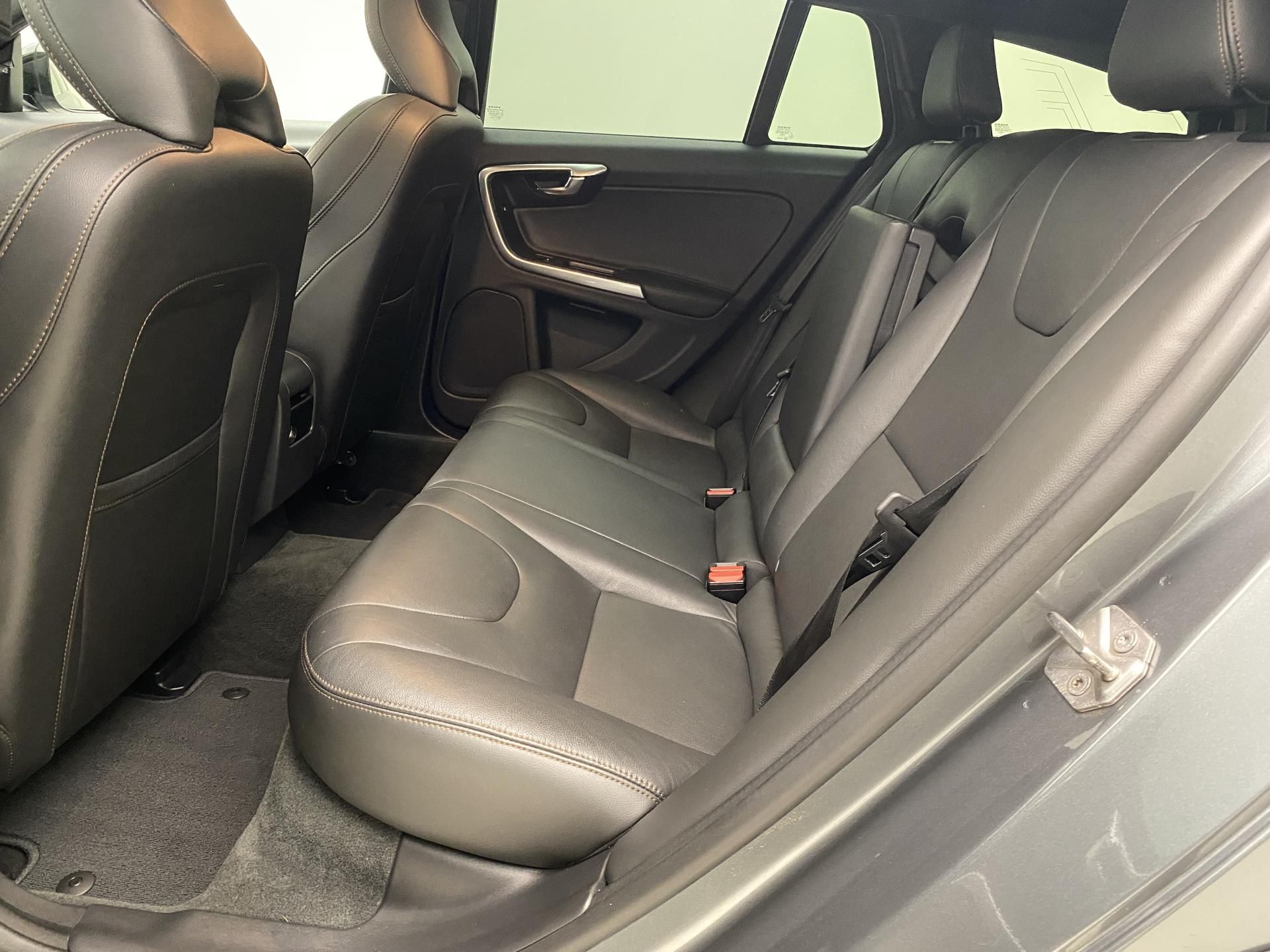 Volvo V60, CC D4 AWD SUMMUM AUT - fotka 5