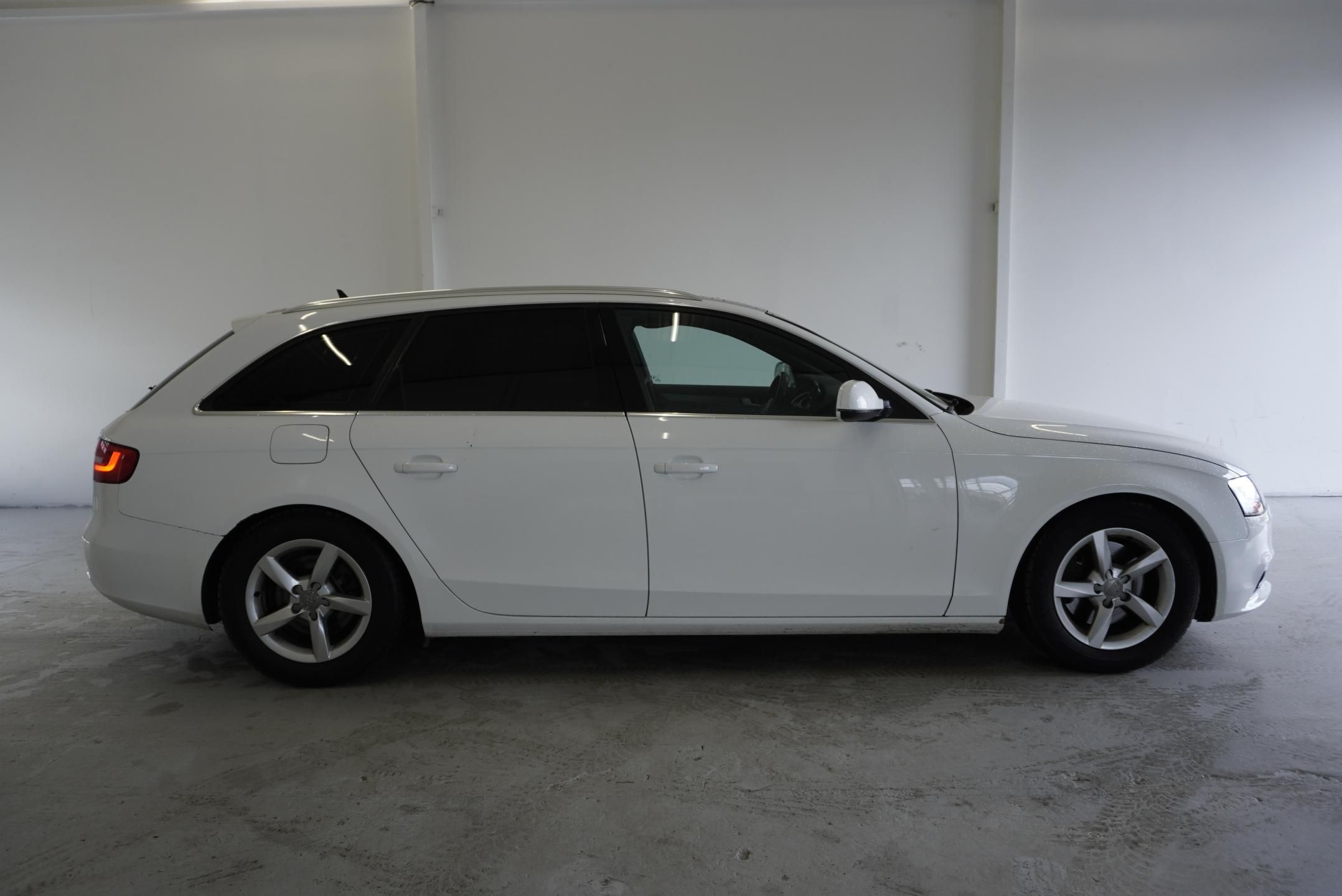 Audi A4, 2,0 TDI S-LINE - fotka 4