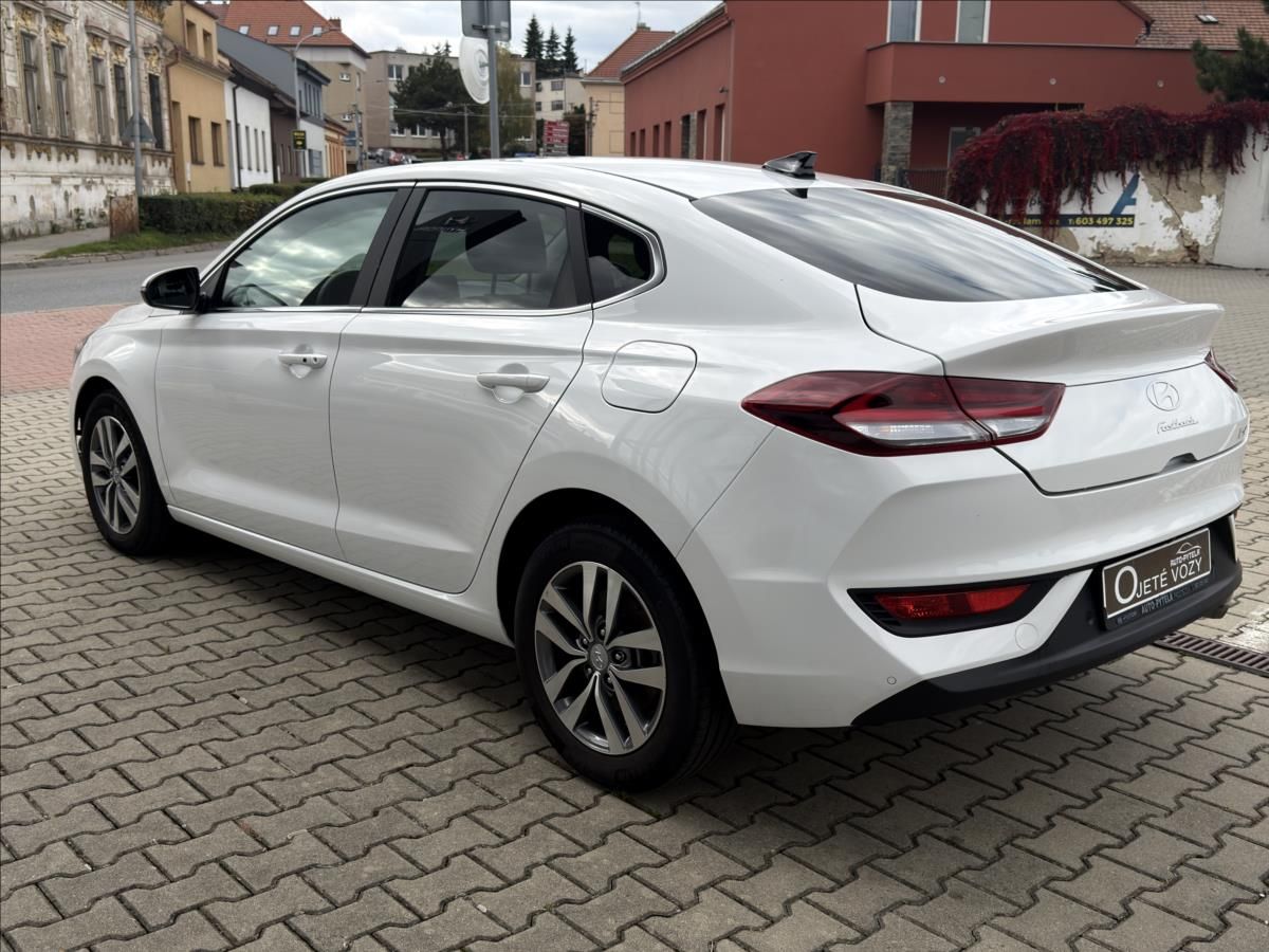 Hyundai i30, 1,5 T-GDi MHEV MT  Fastback St - fotka 5