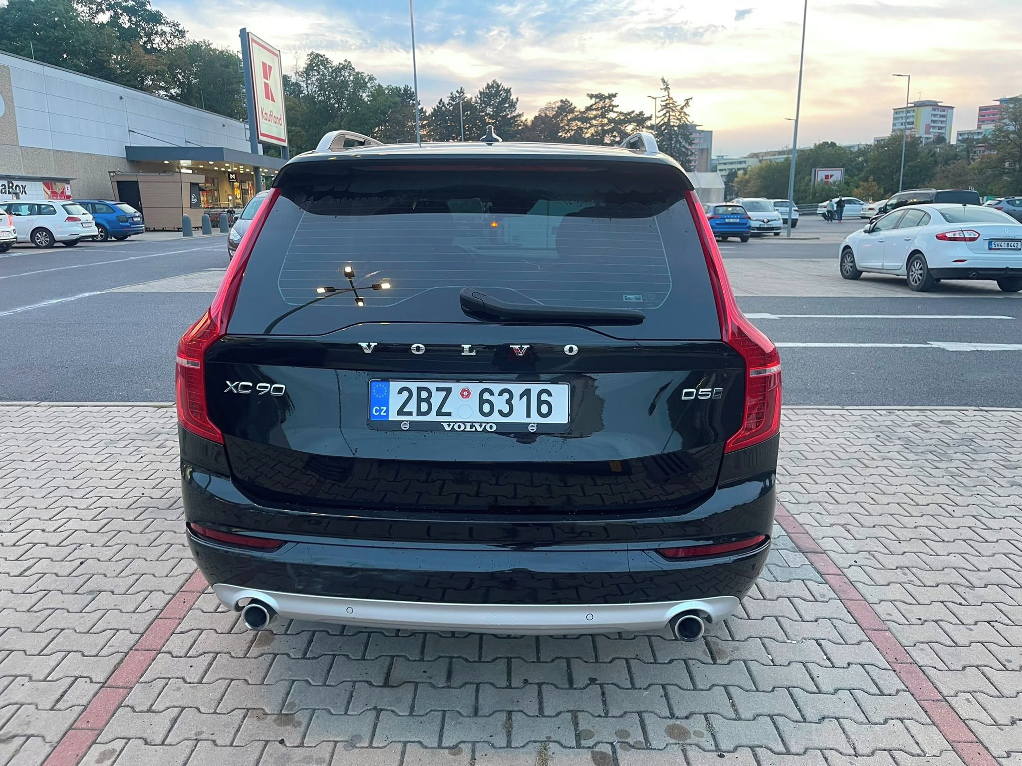 Volvo XC90, D5 AWD 173 kW - Servisováno - fotka 3